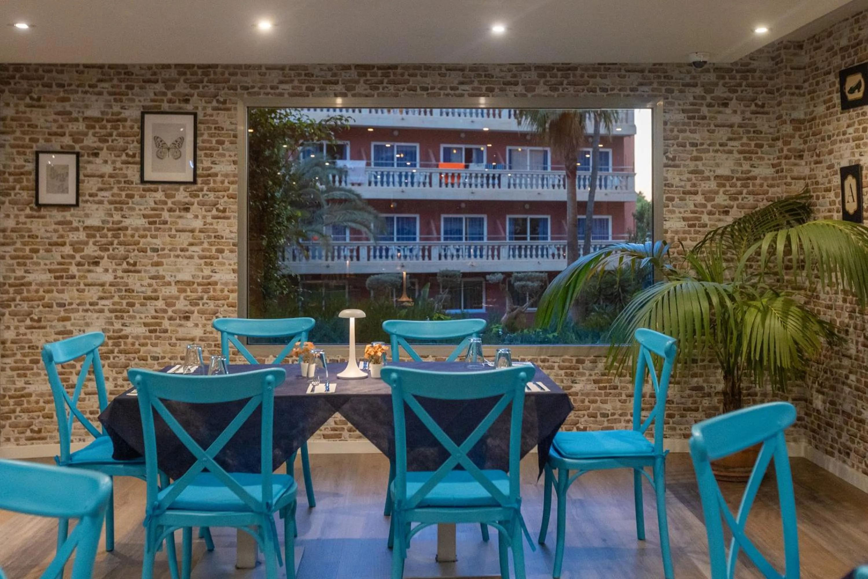 Restaurant/places to eat in Seramar Hotel Luna Park Adults Only