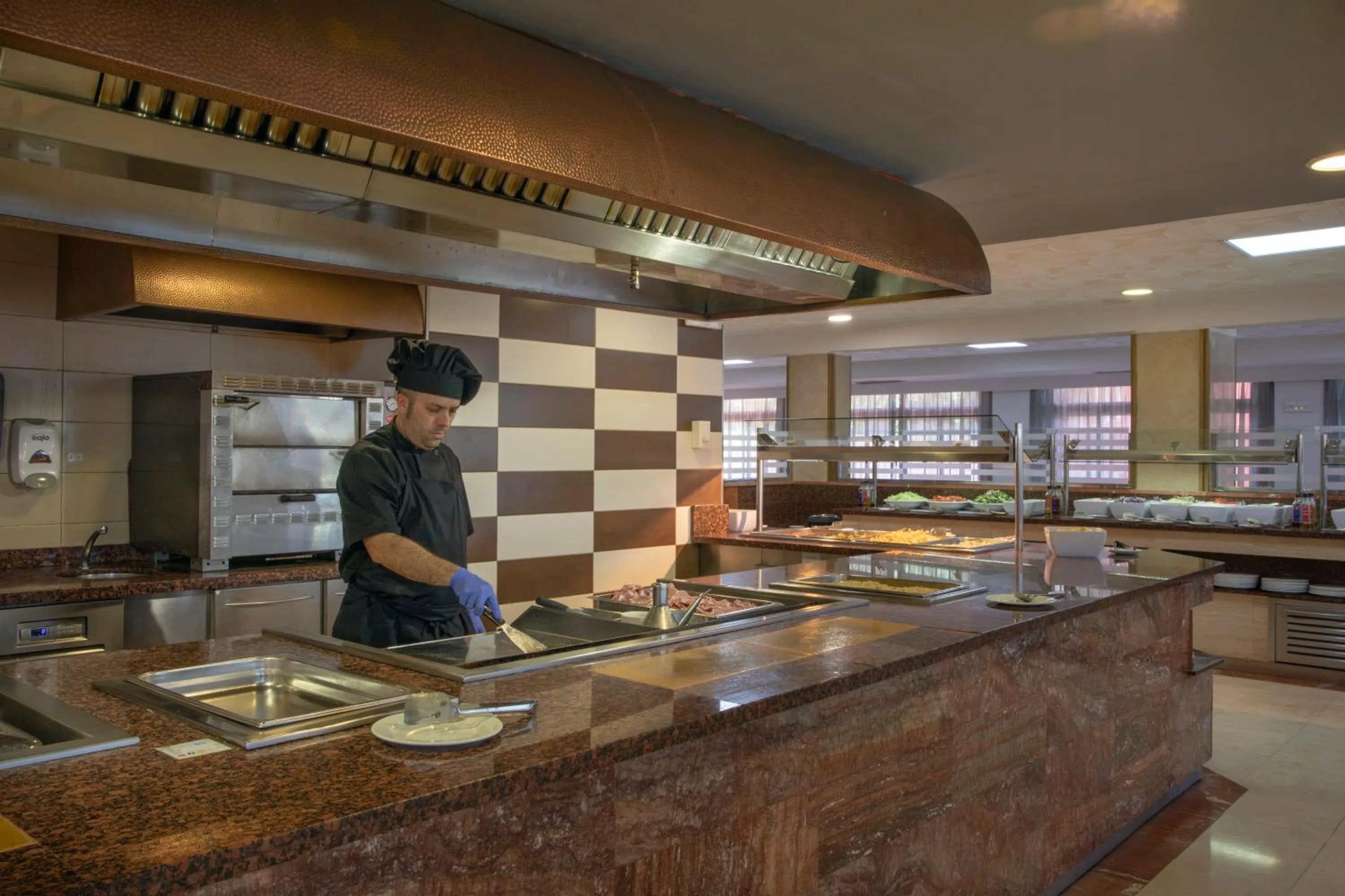 Restaurant/places to eat in Seramar Hotel Luna Park Adults Only