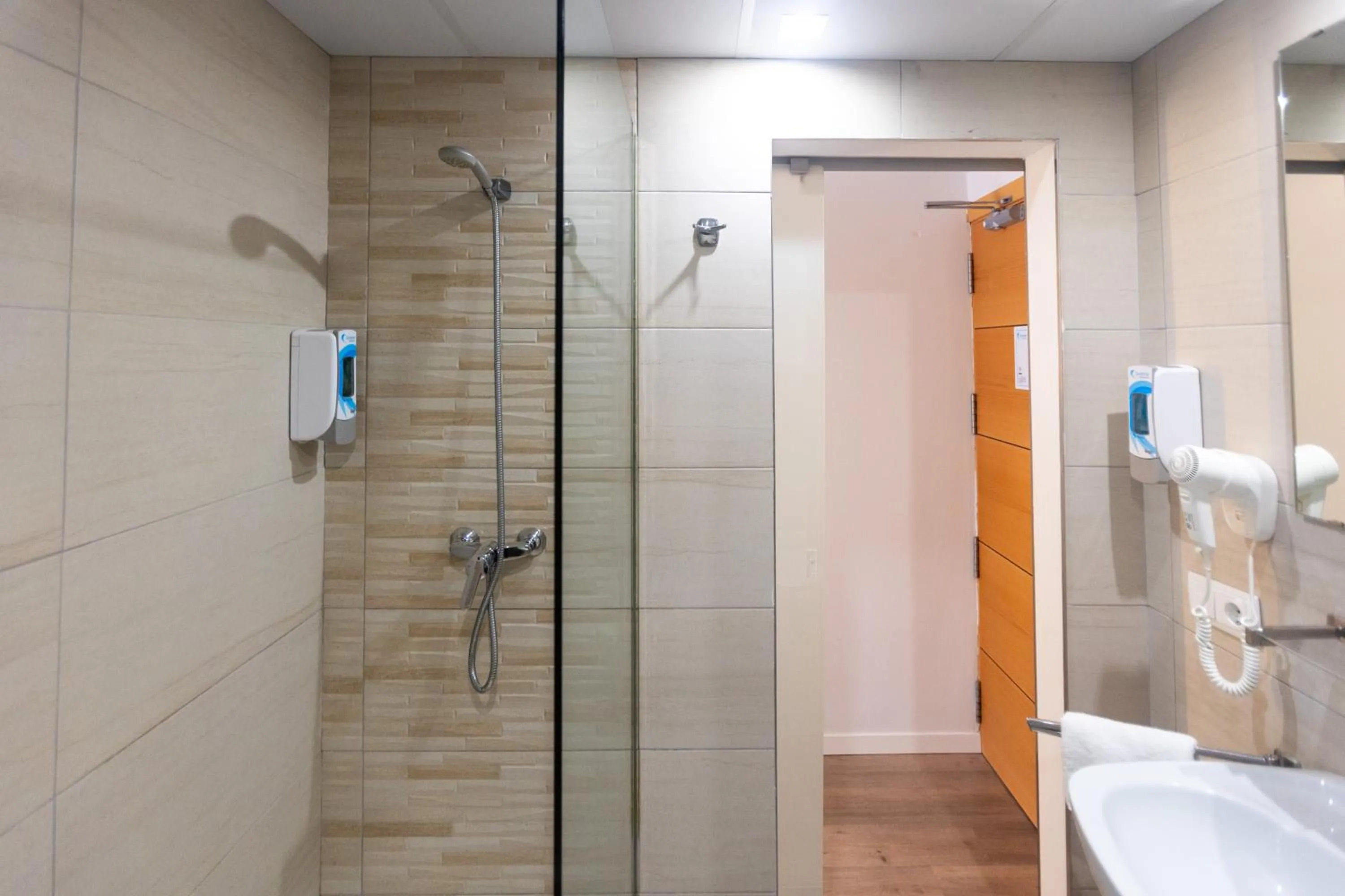 Shower in Seramar Hotel Luna Park Adults Only