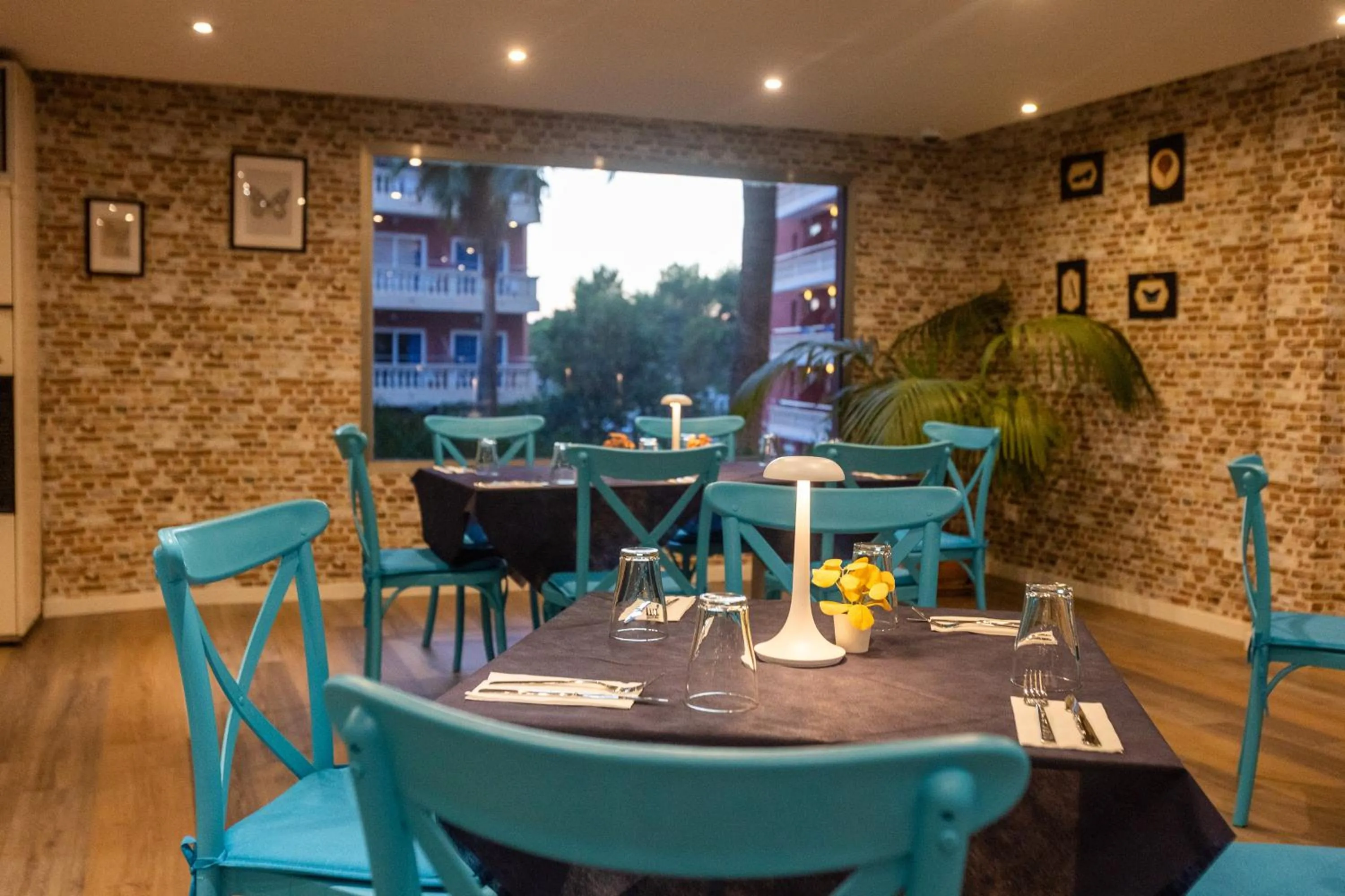 Restaurant/places to eat in Seramar Hotel Luna Park Adults Only