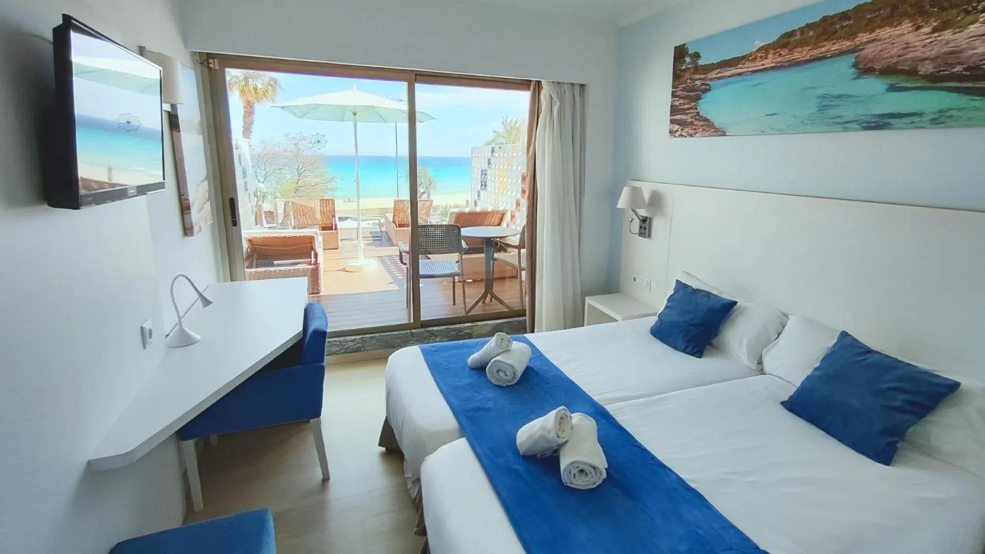 Photo of the whole room, Bed in BLUESEA Anba Romaní