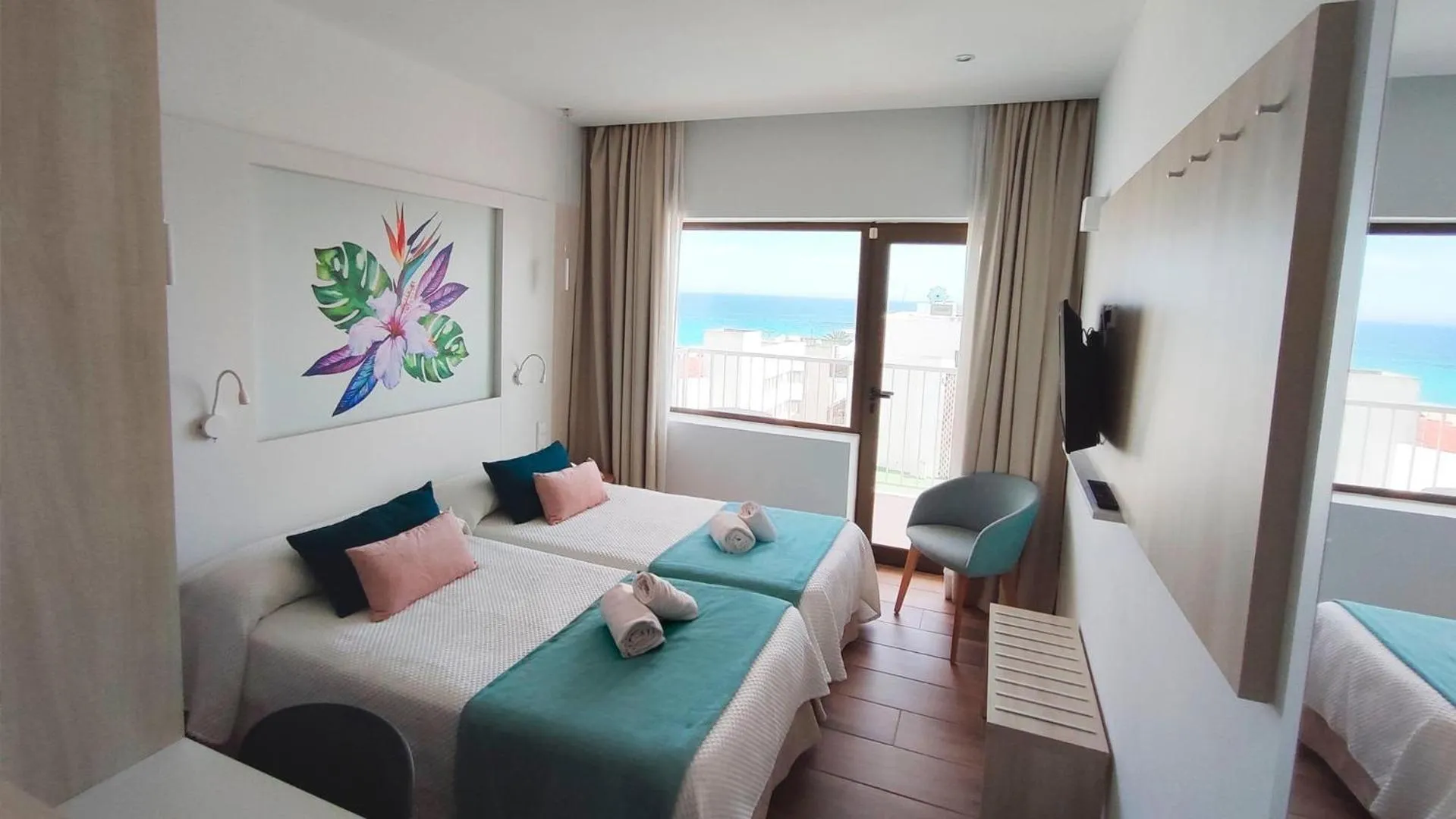 Photo of the whole room, Bed in BLUESEA Anba Romaní