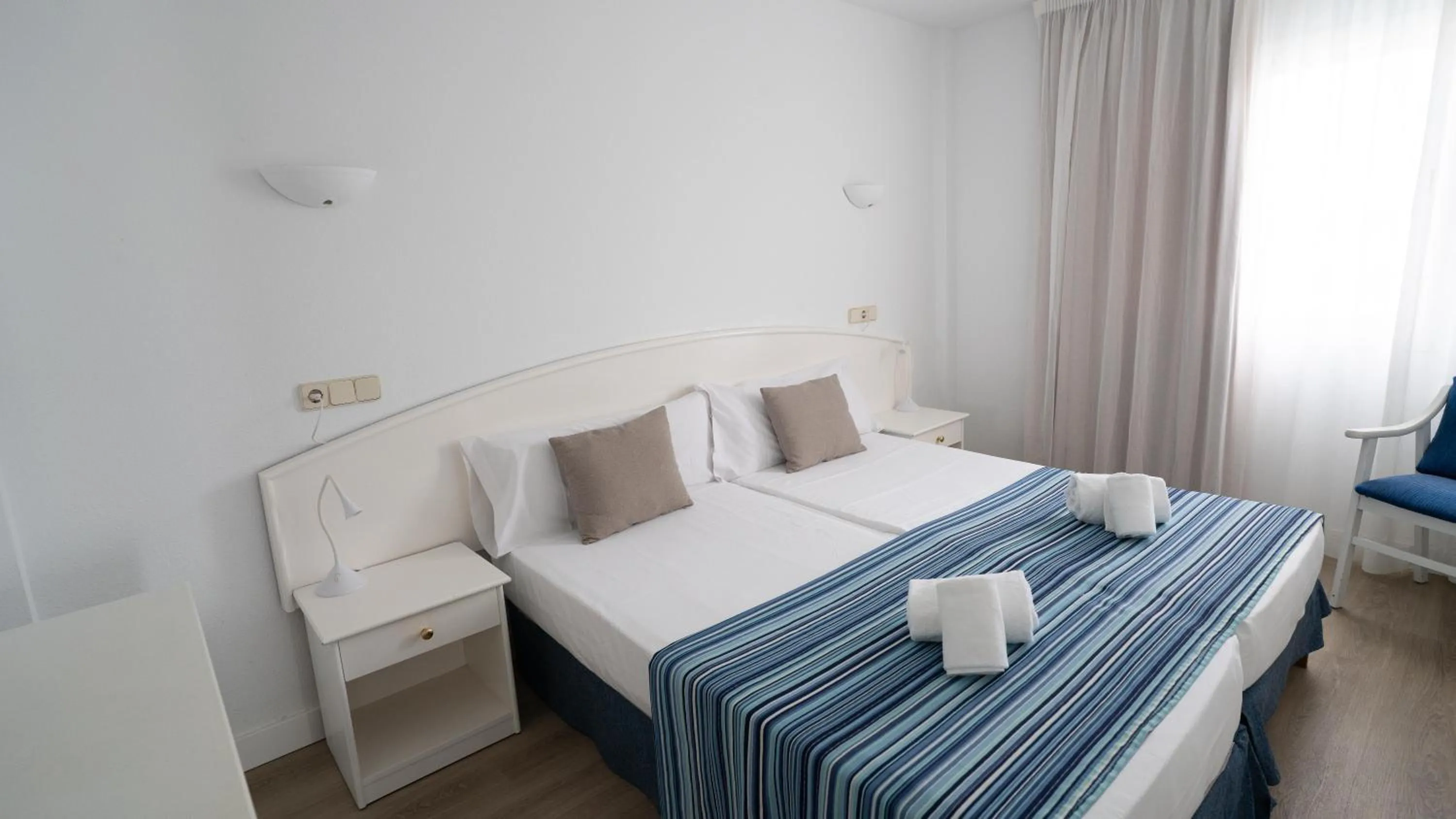 Photo of the whole room, Bed in BLUESEA Anba Romaní