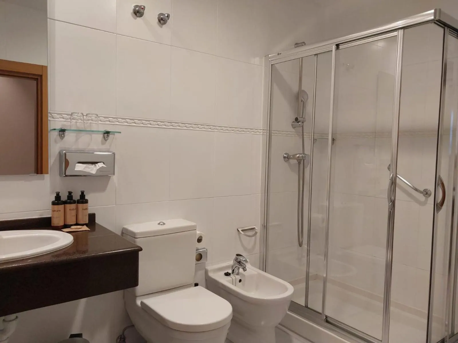 Shower in Hotel Nochendi