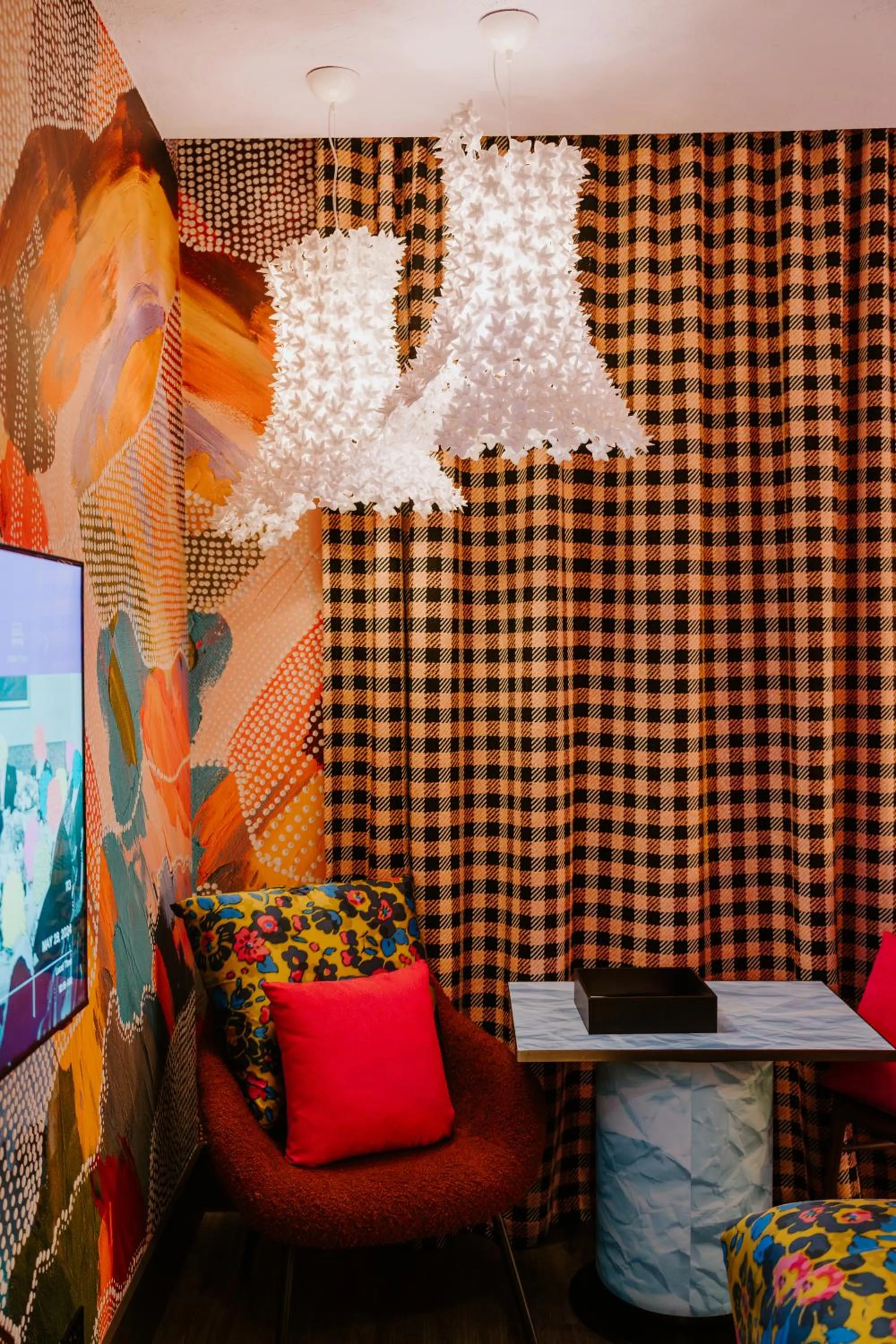 TV and multimedia in The Motley Hotel Richmond, Tapestry Collection by Hilton