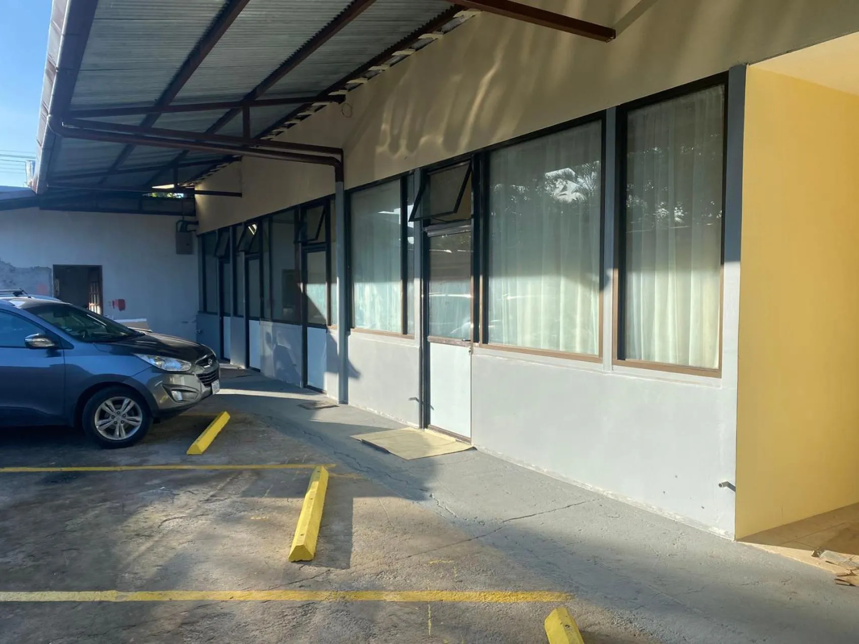 Parking in Villa Garita Inn