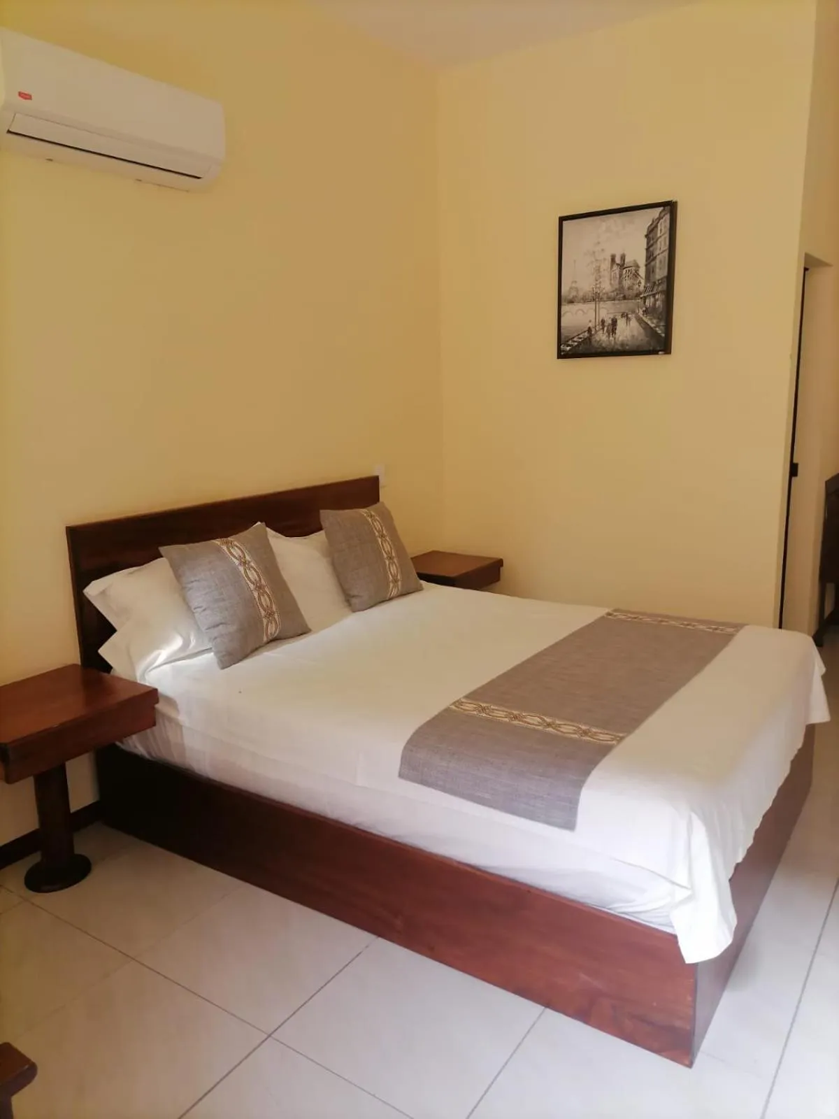 Bed in Villa Garita Inn