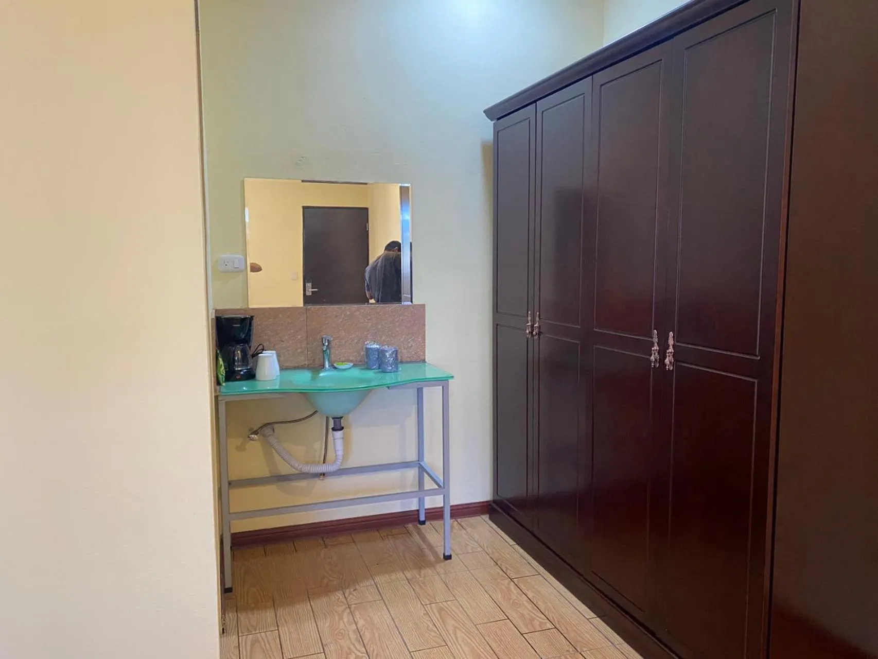 wardrobe in Villa Garita Inn