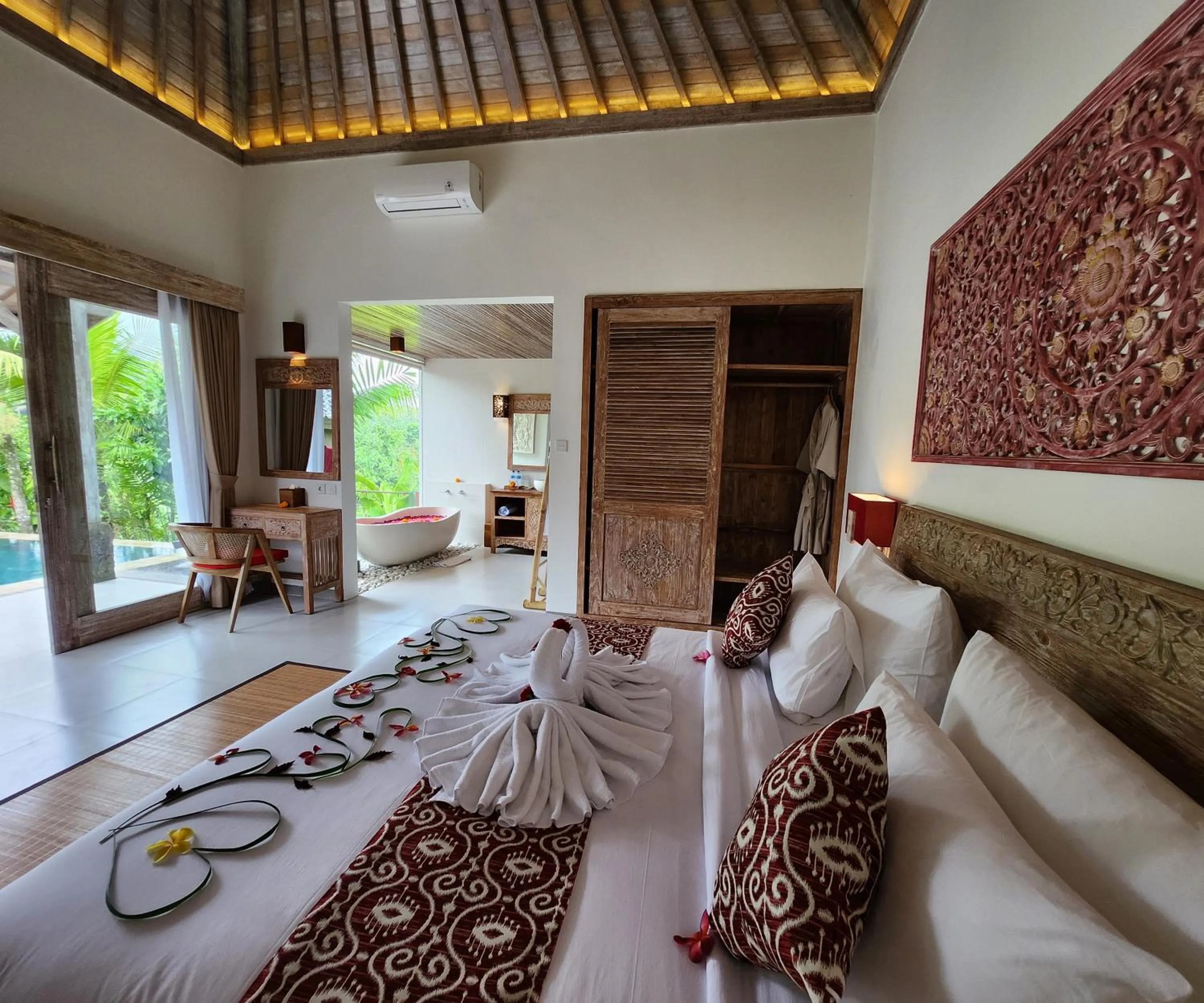 Bathroom, Bed in Pinggala Villa Ubud