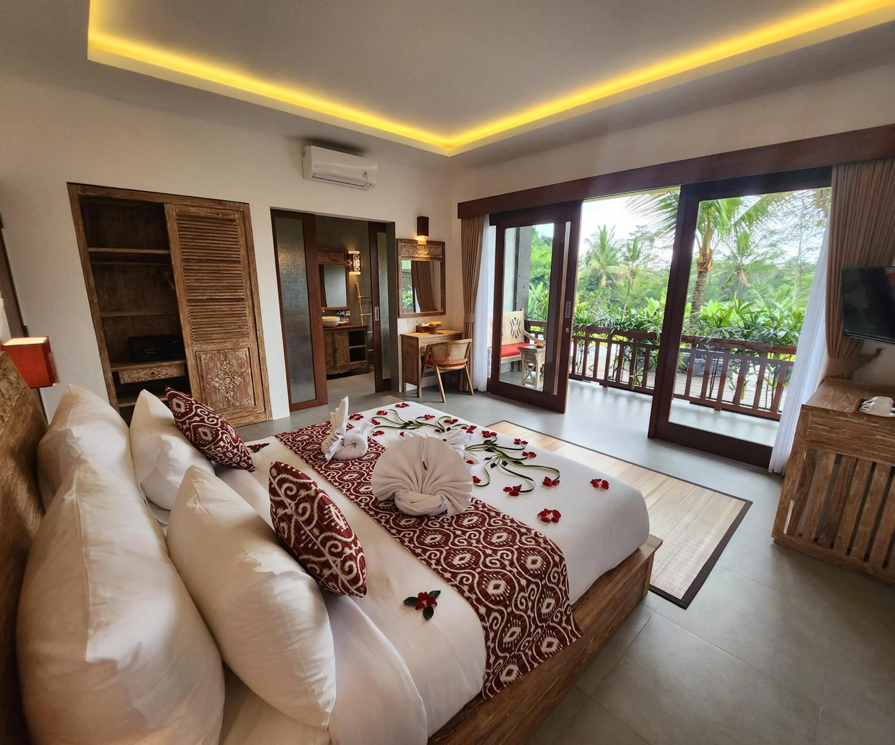 View (from property/room), Bed in Pinggala Villa Ubud