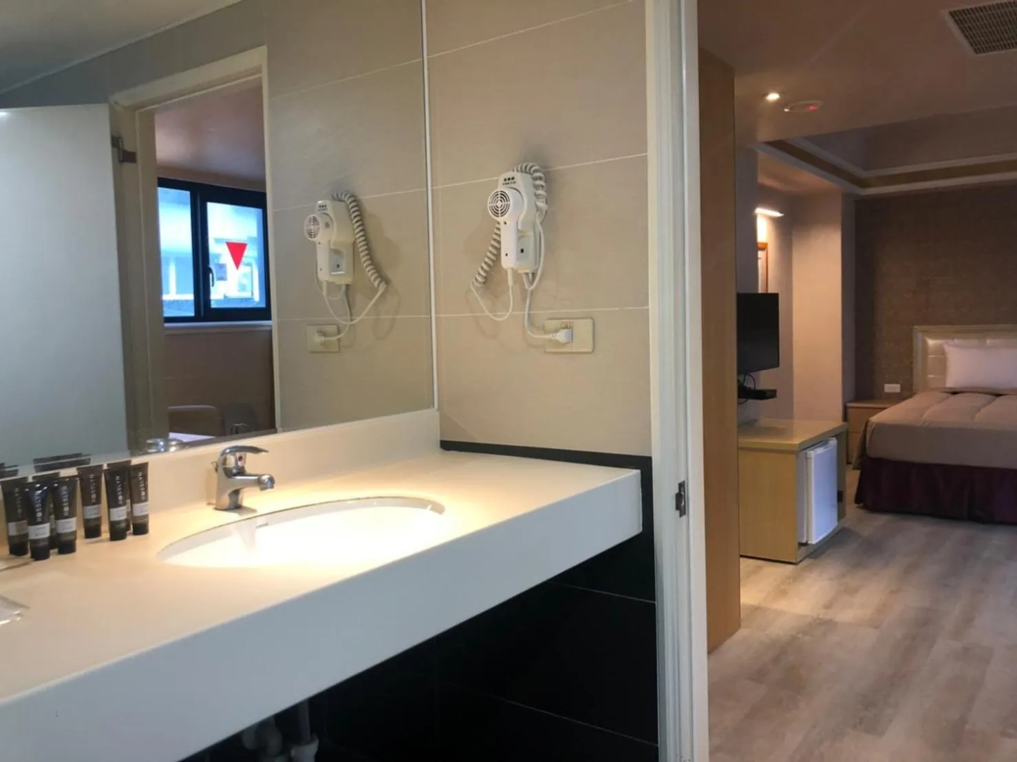 Bathroom, Bed in Unite Hotel