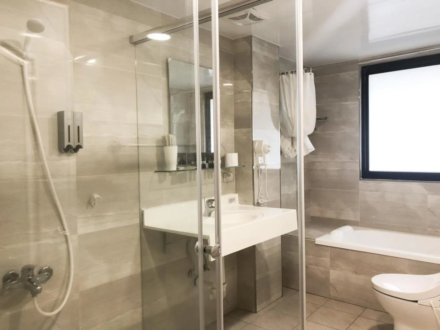 Shower in Doitsu Hotel