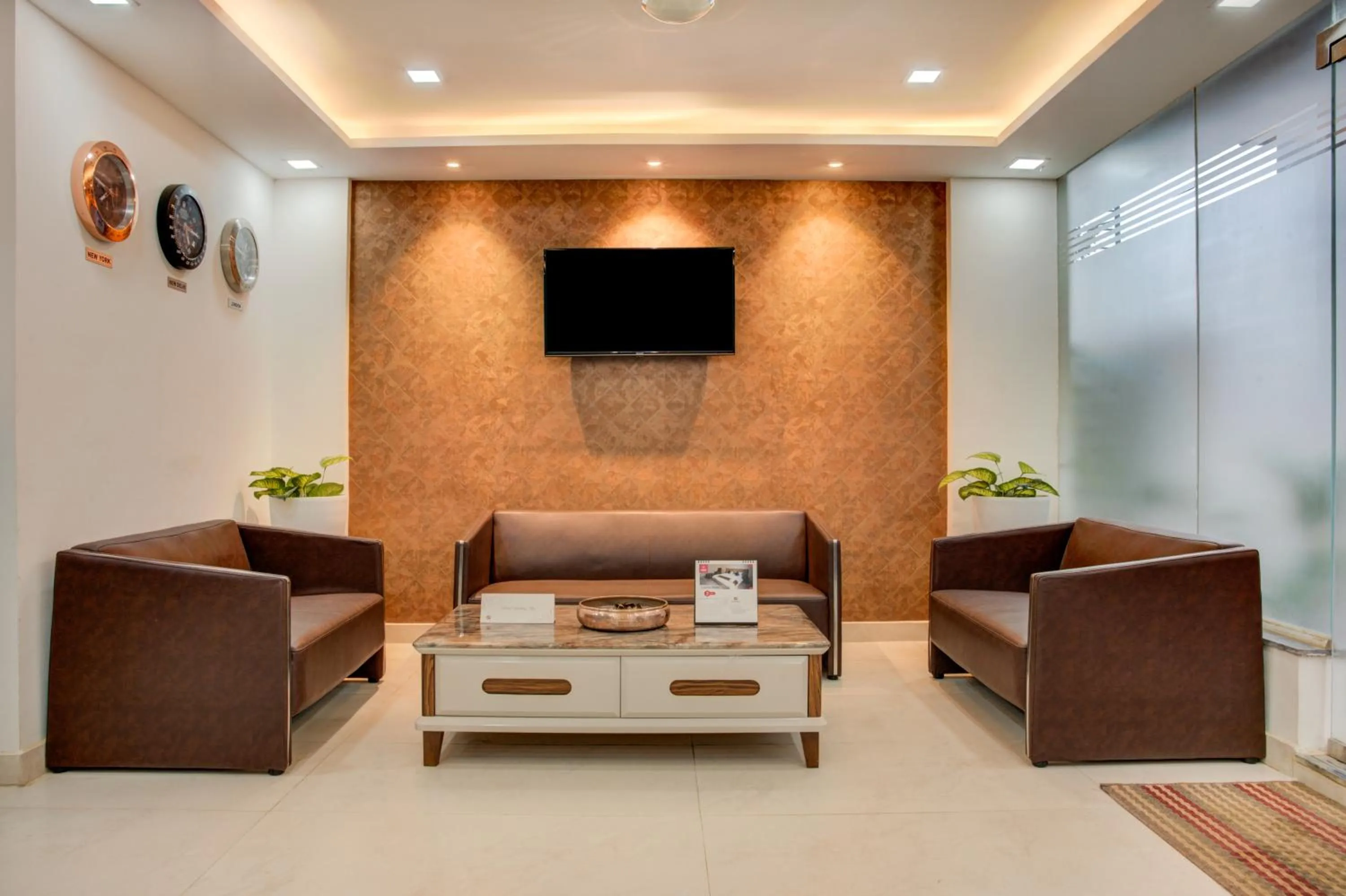 Communal lounge/ TV room in Hotel Sterling Inn Bangalore International Airport