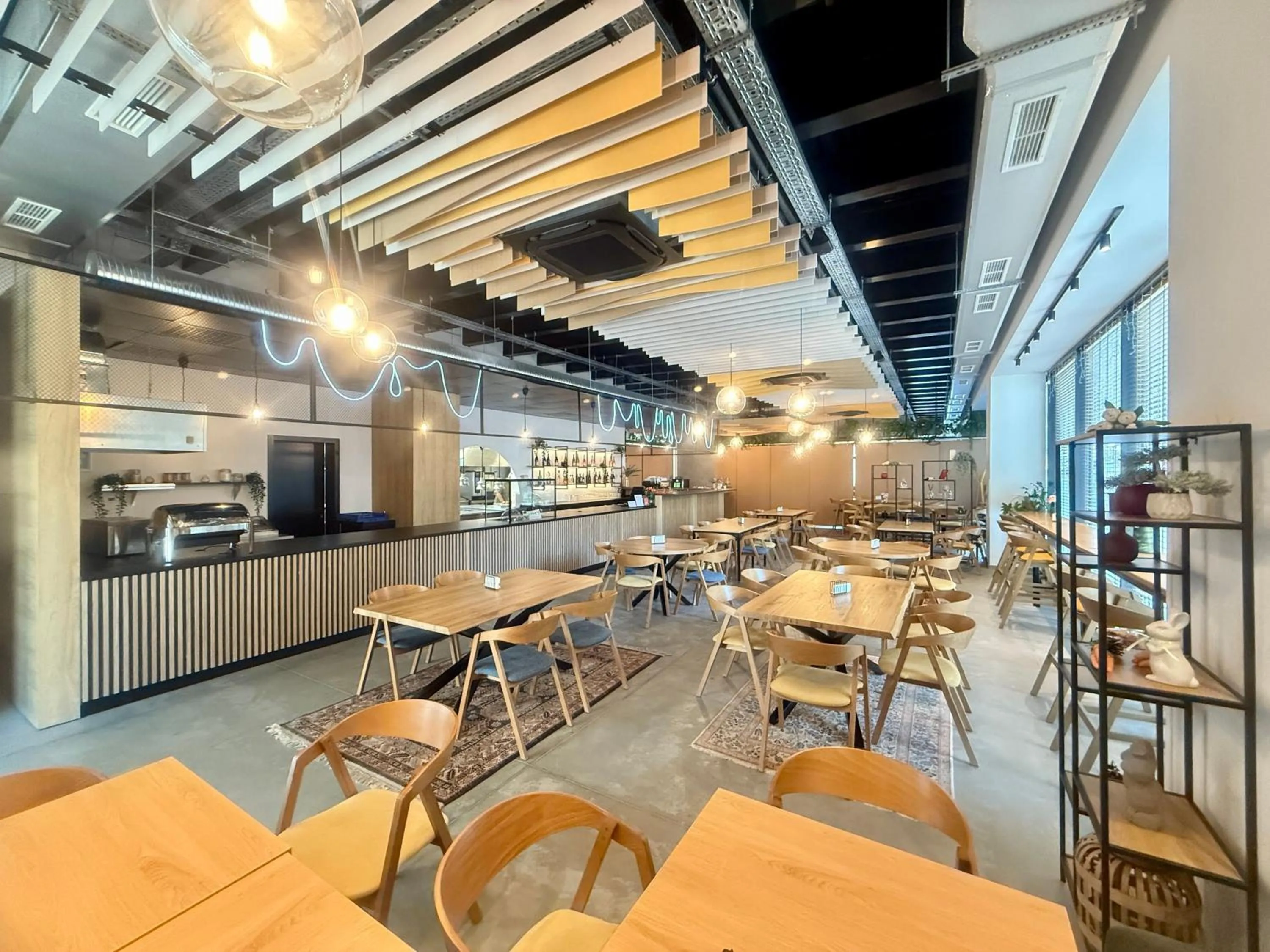 Restaurant/places to eat in Hotel Campus 90 - Free Parking