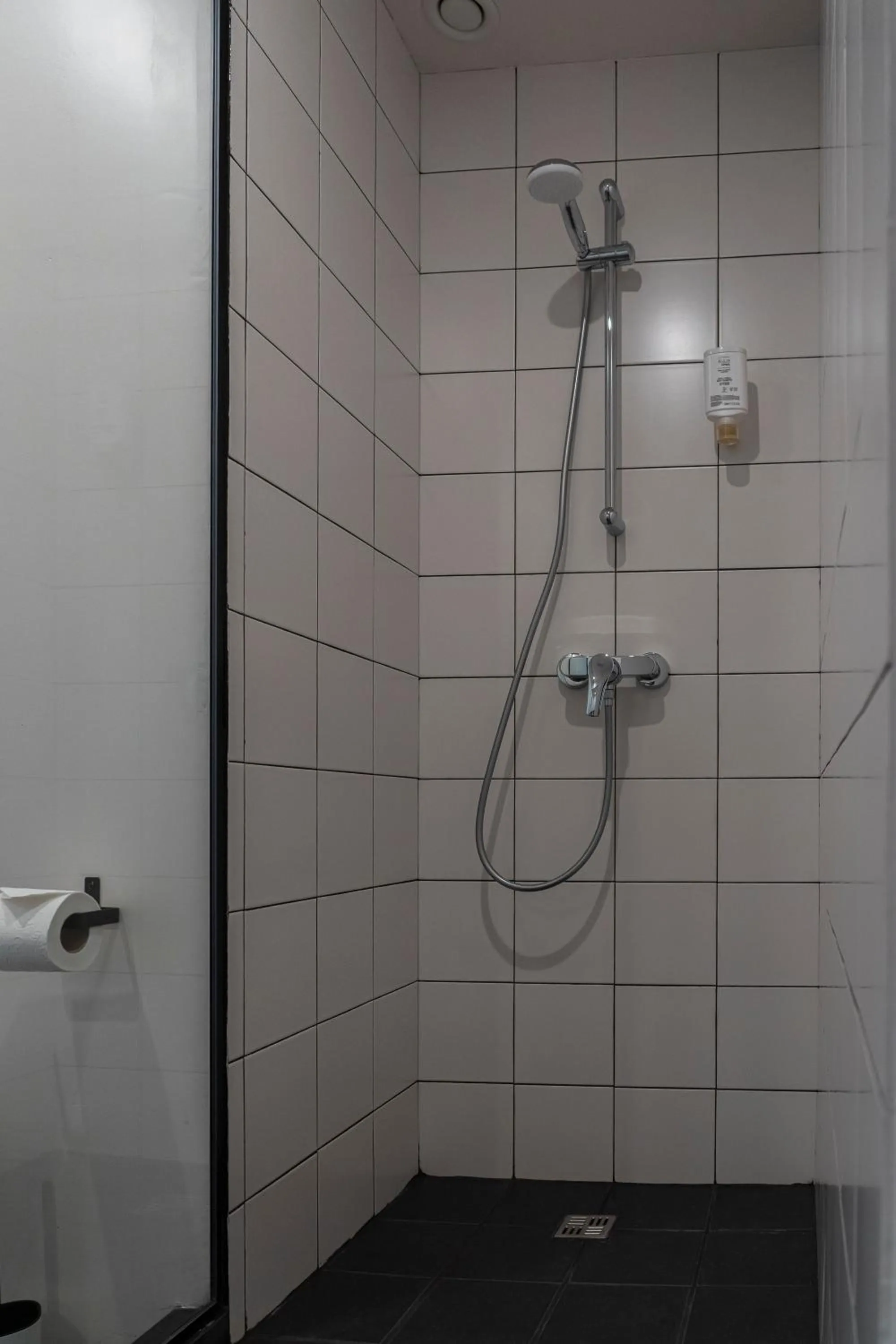 Bathroom in Hotel Campus 90 - Free Parking