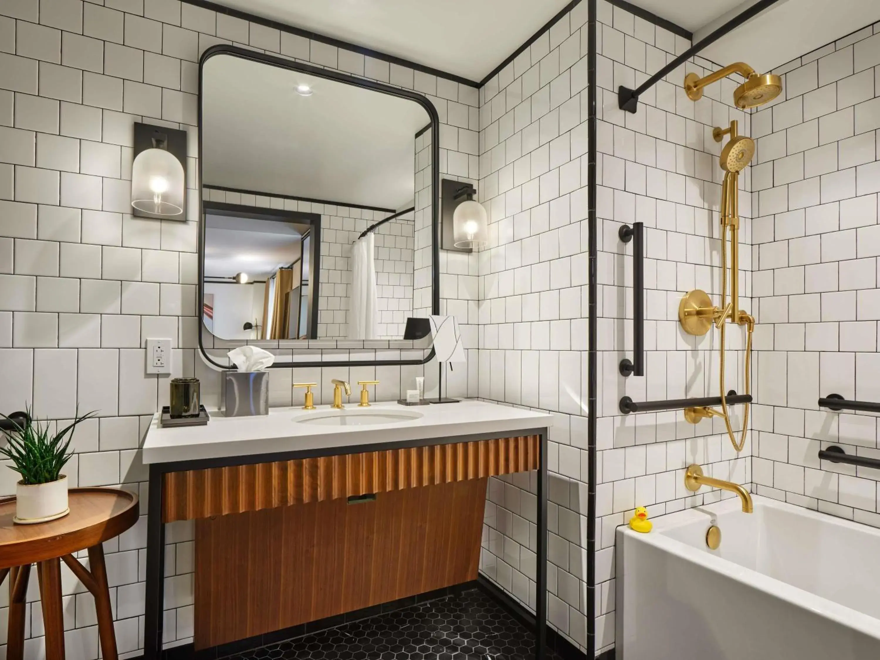 Deluxe King Room - Accessible in 21c Museum Hotel St Louis Deluxe King Room - Accessible in 21c Museum Hotel St Louis