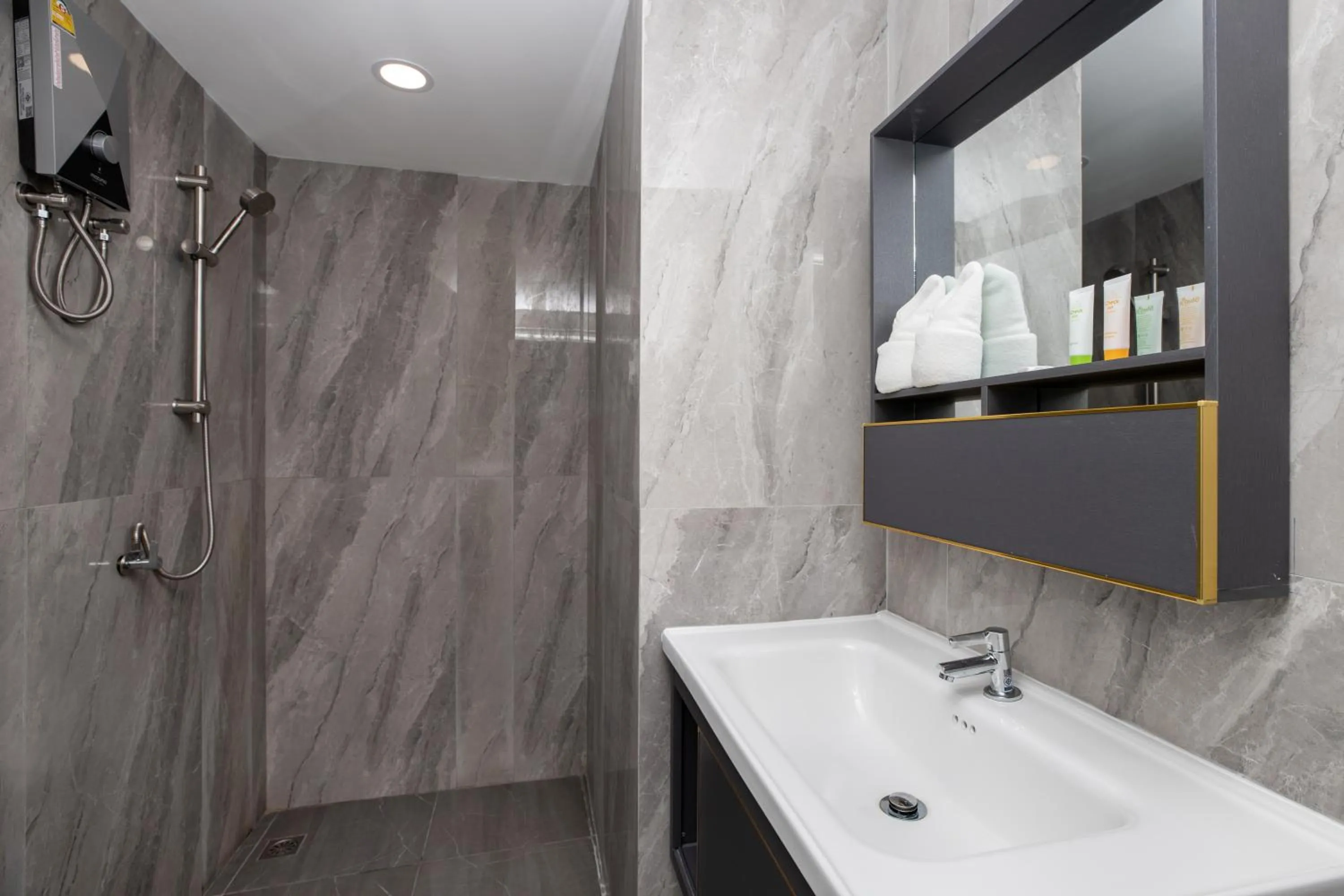 iCheck inn Darisa Patong