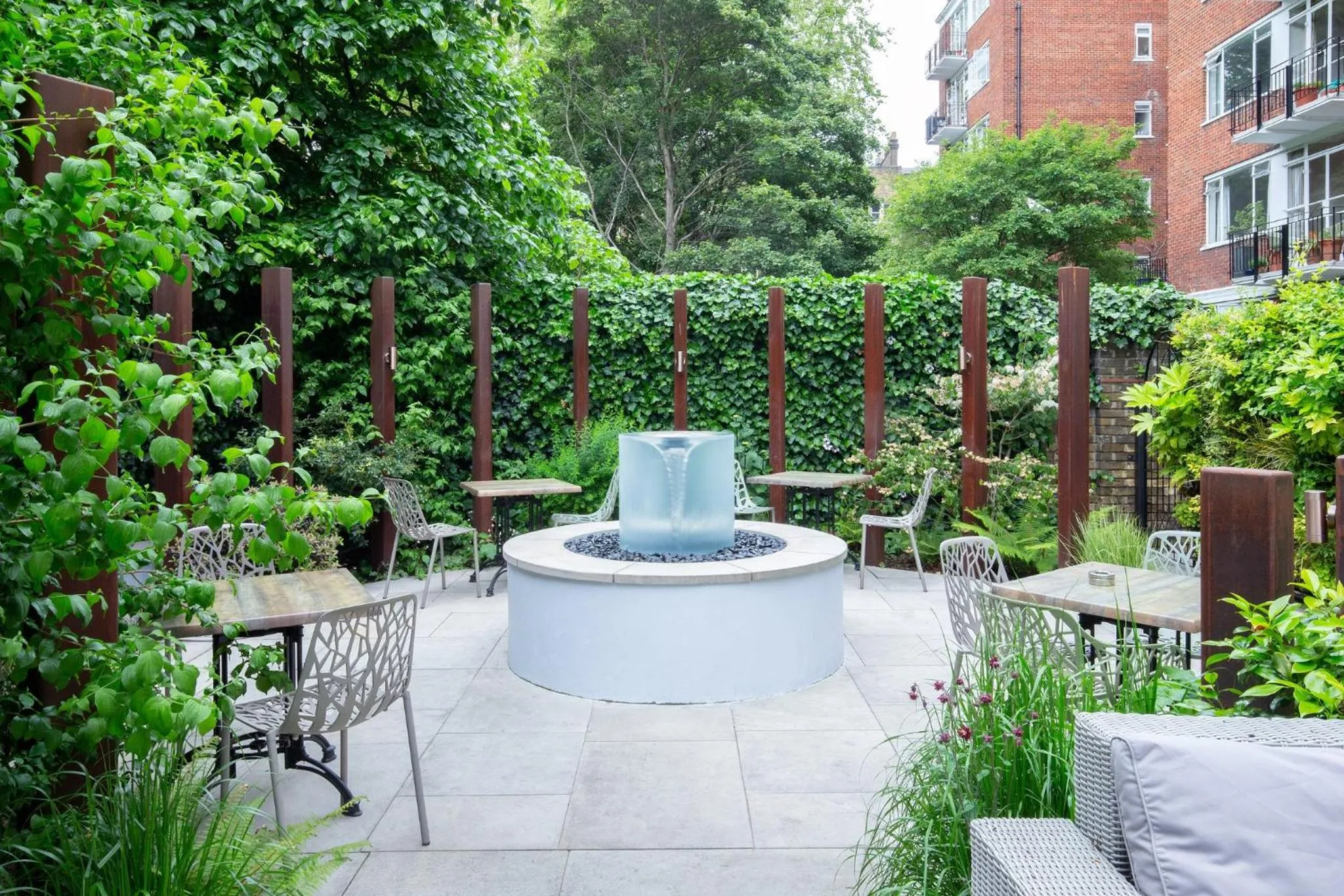 Garden in Bedford Hotel