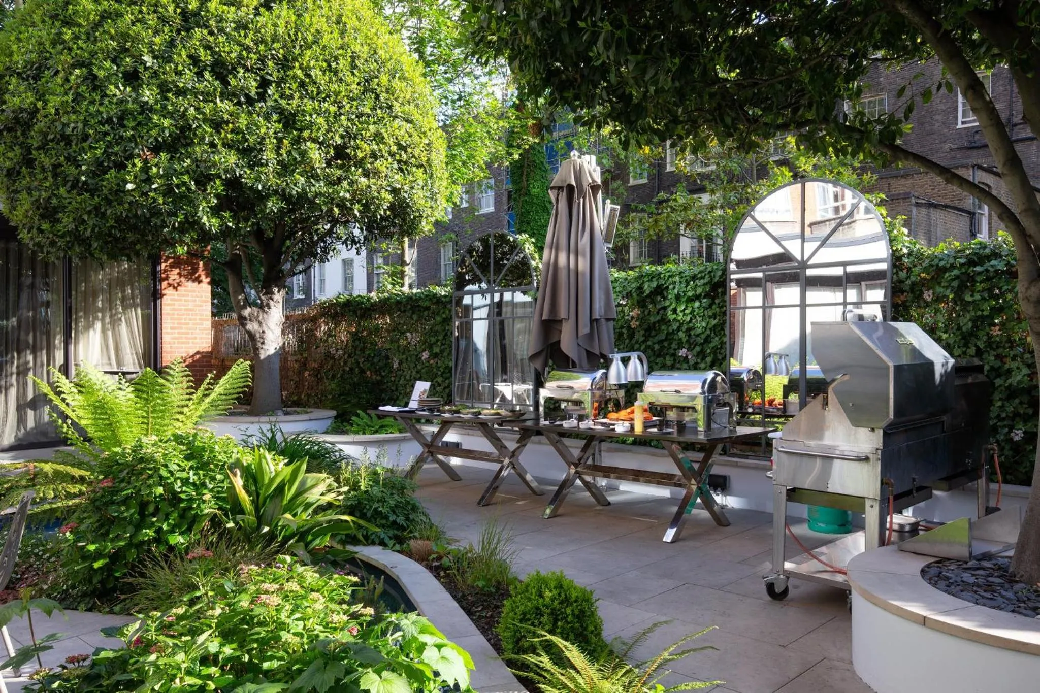 Garden in Bedford Hotel