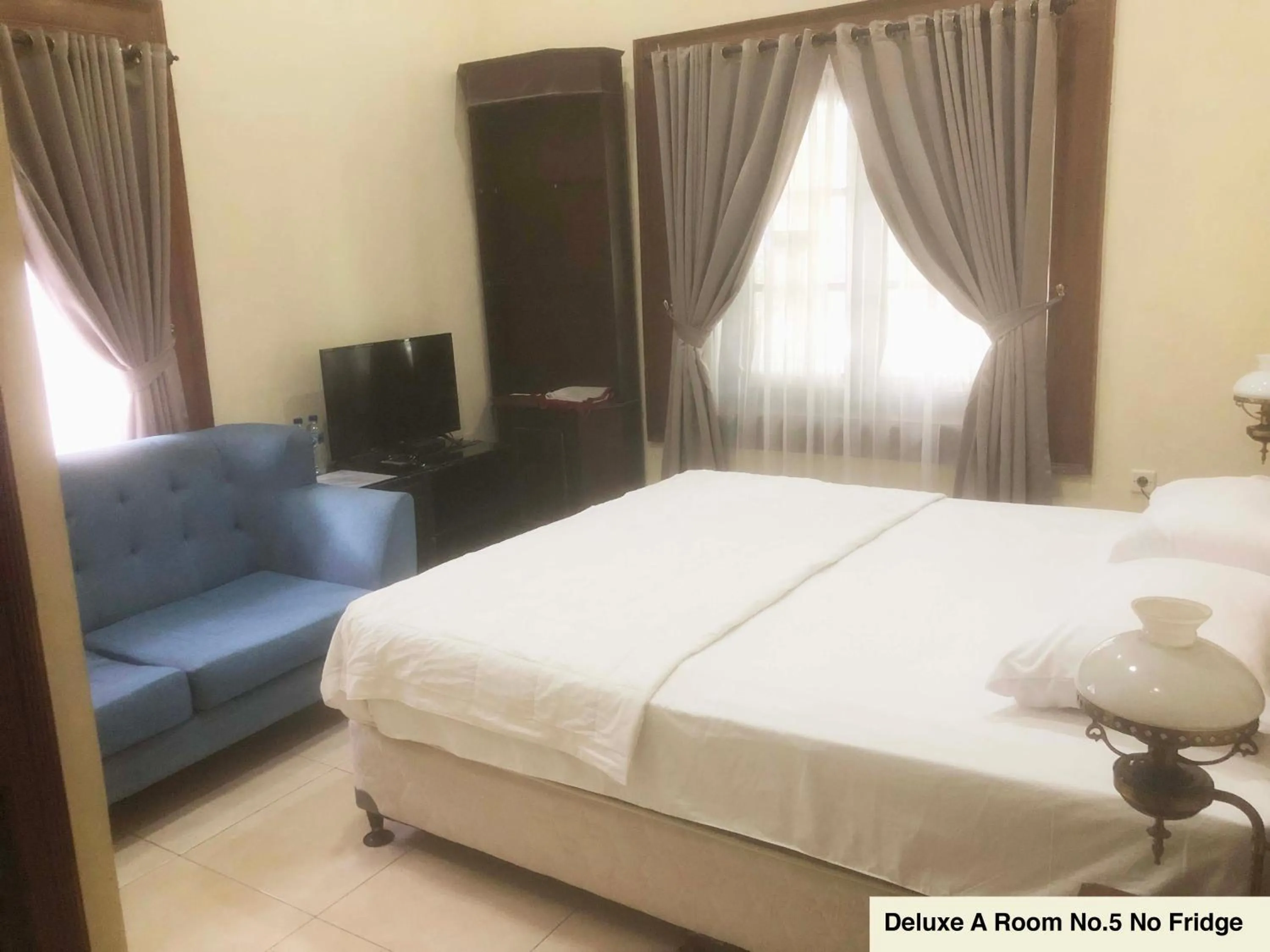 Bed in Ndalem Maharani Guest House