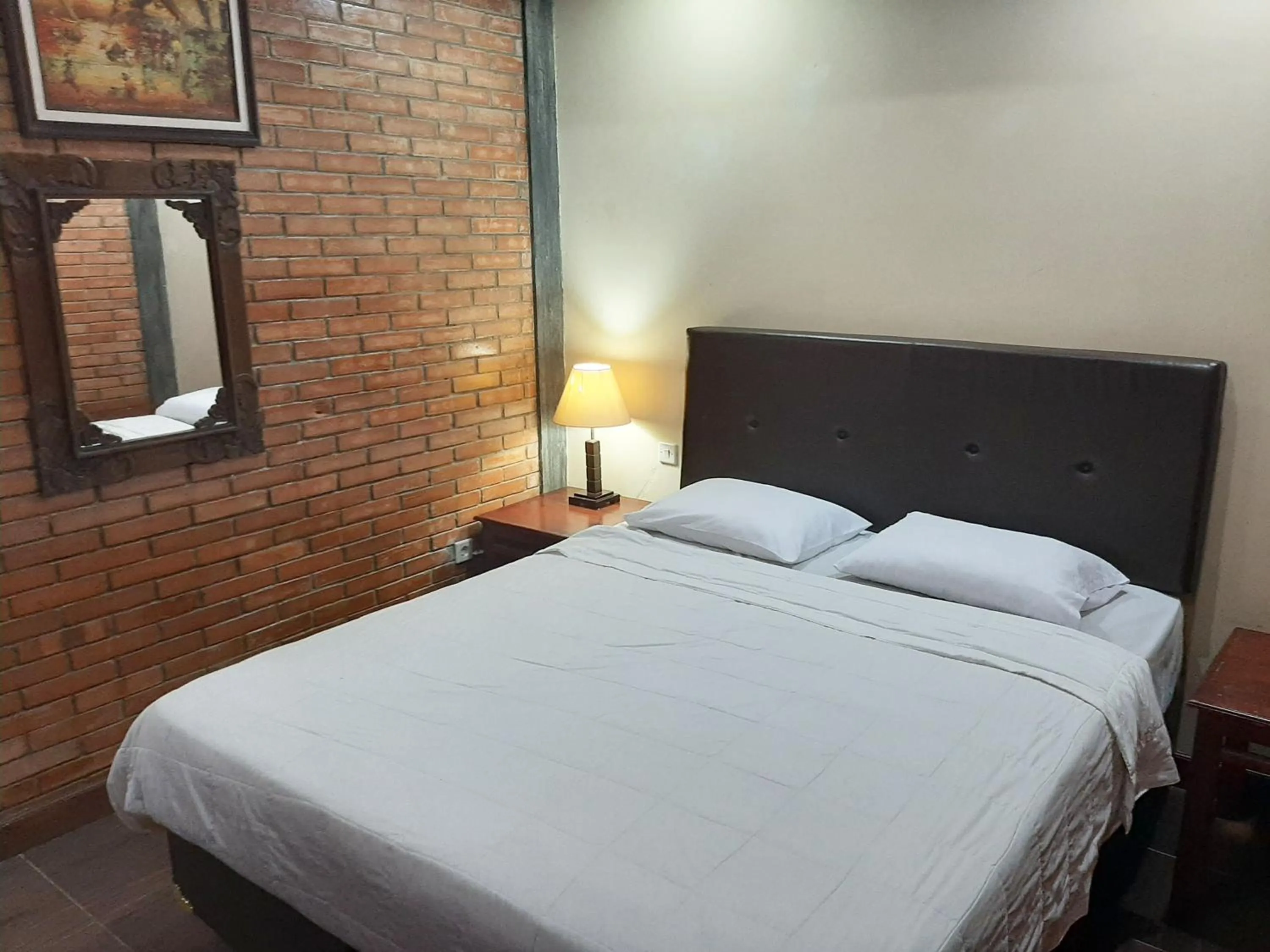 Bed in Ndalem Maharani Guest House