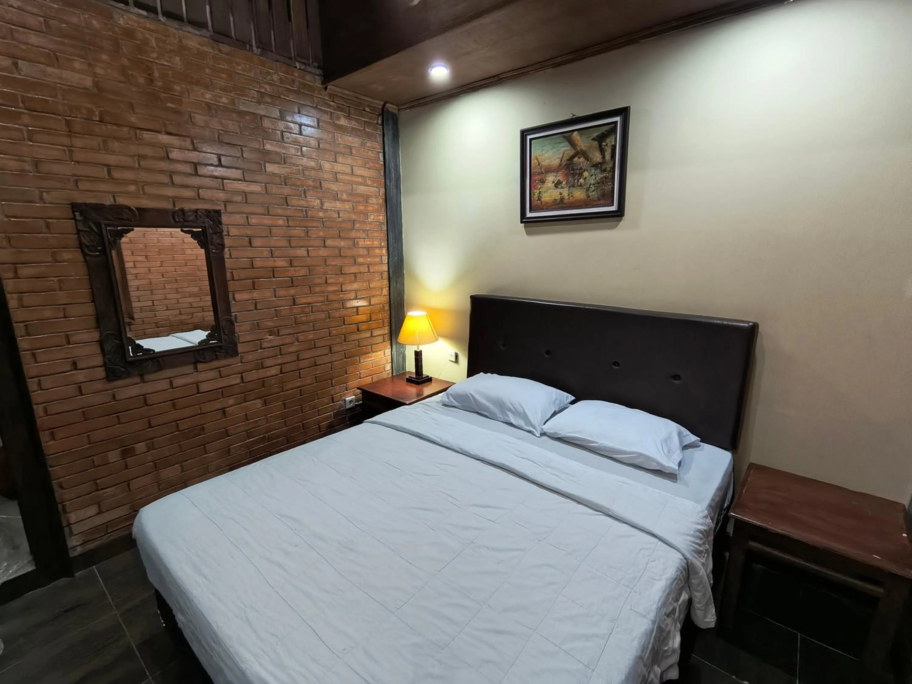 Bed in Ndalem Maharani Guest House