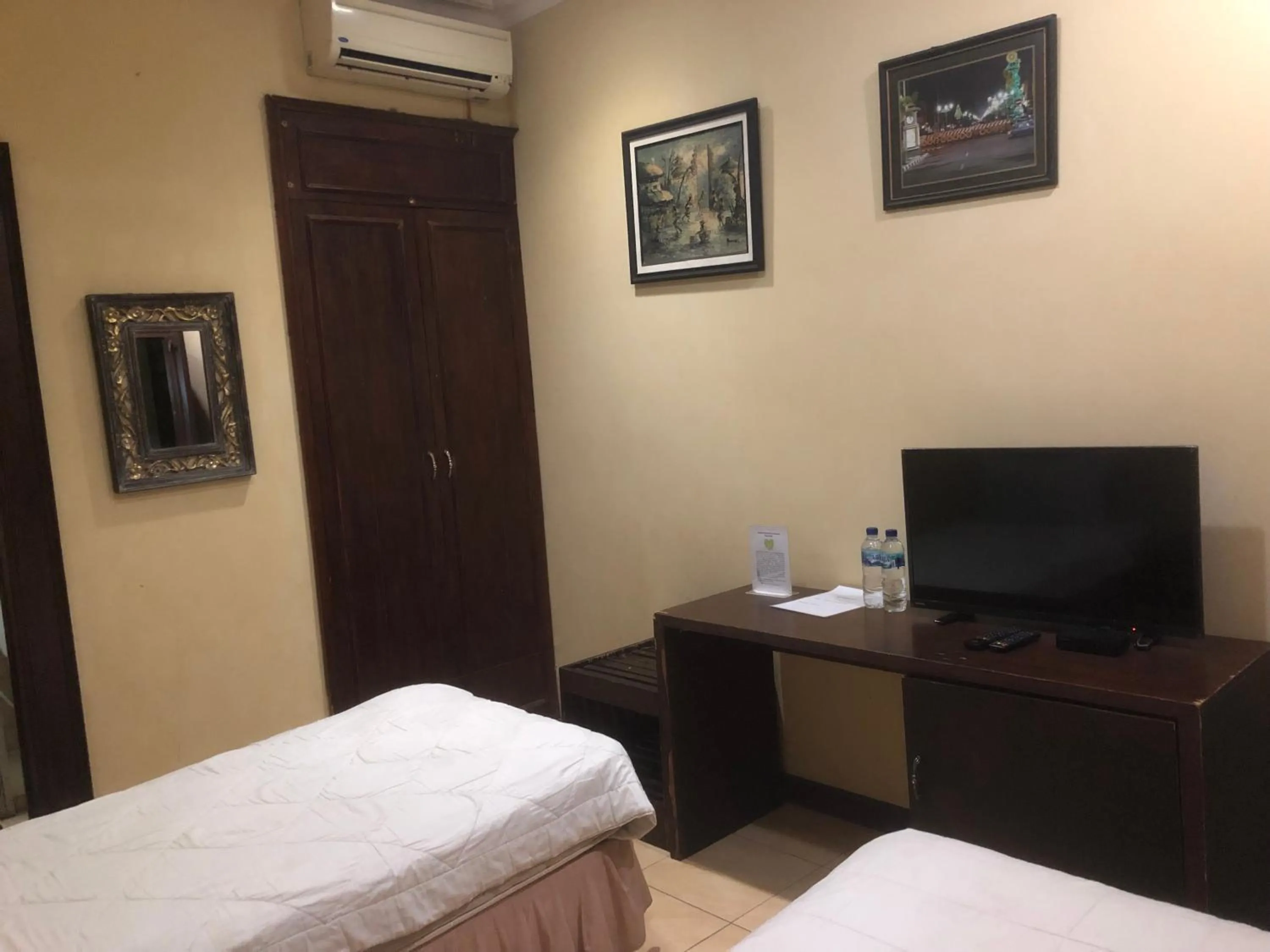 Bed in Ndalem Maharani Guest House