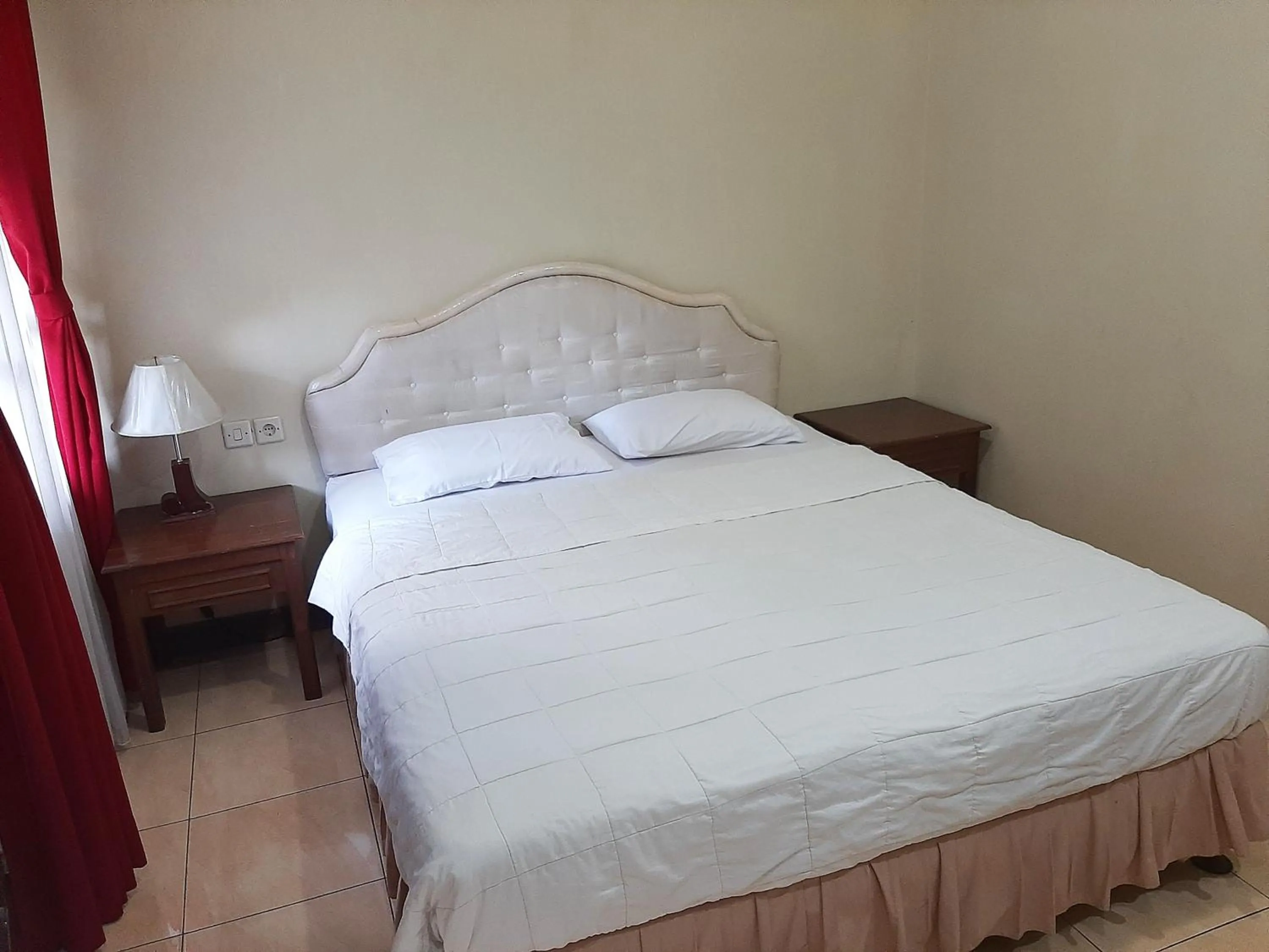 Bed in Ndalem Maharani Guest House