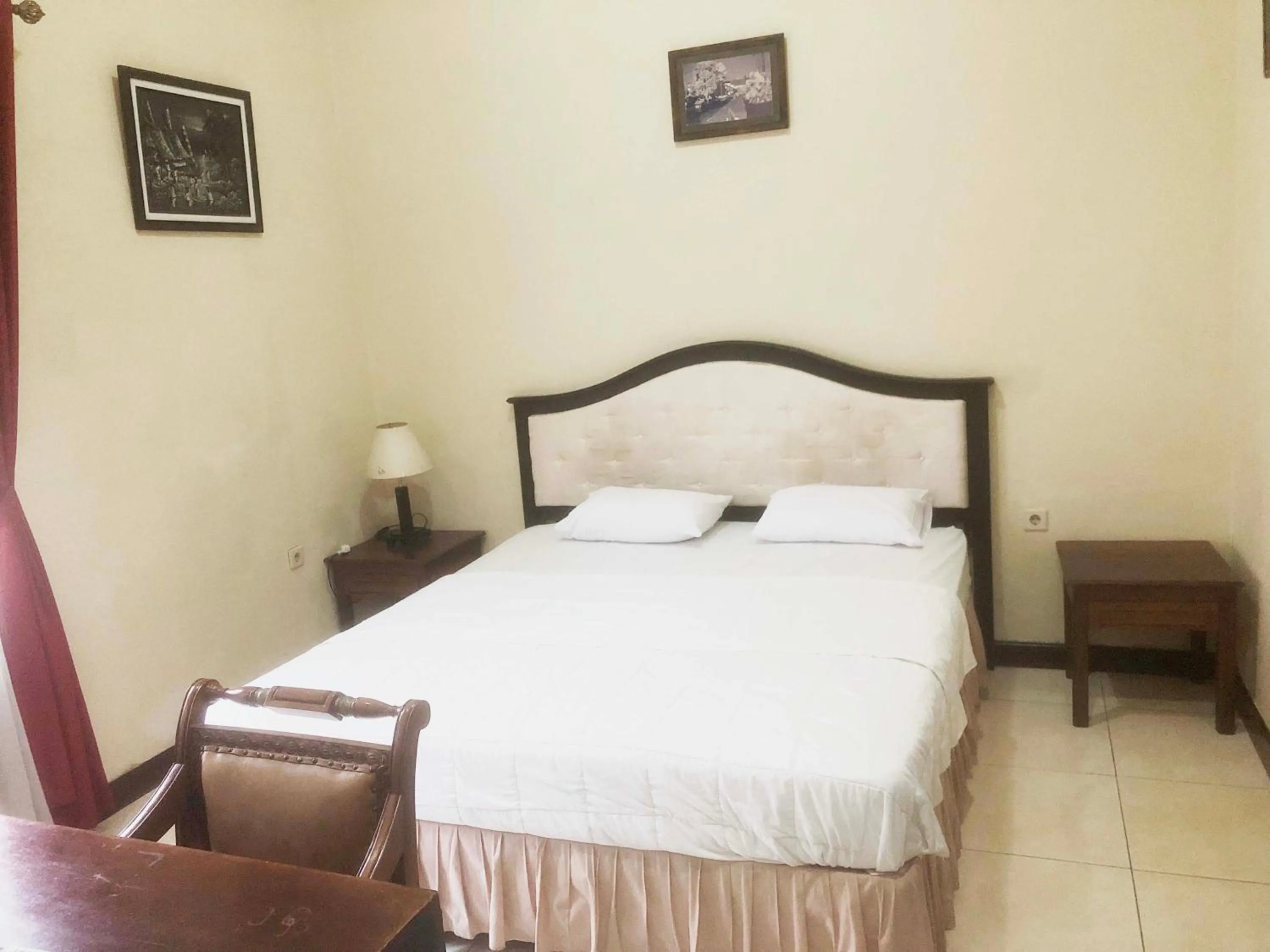 Bed in Ndalem Maharani Guest House