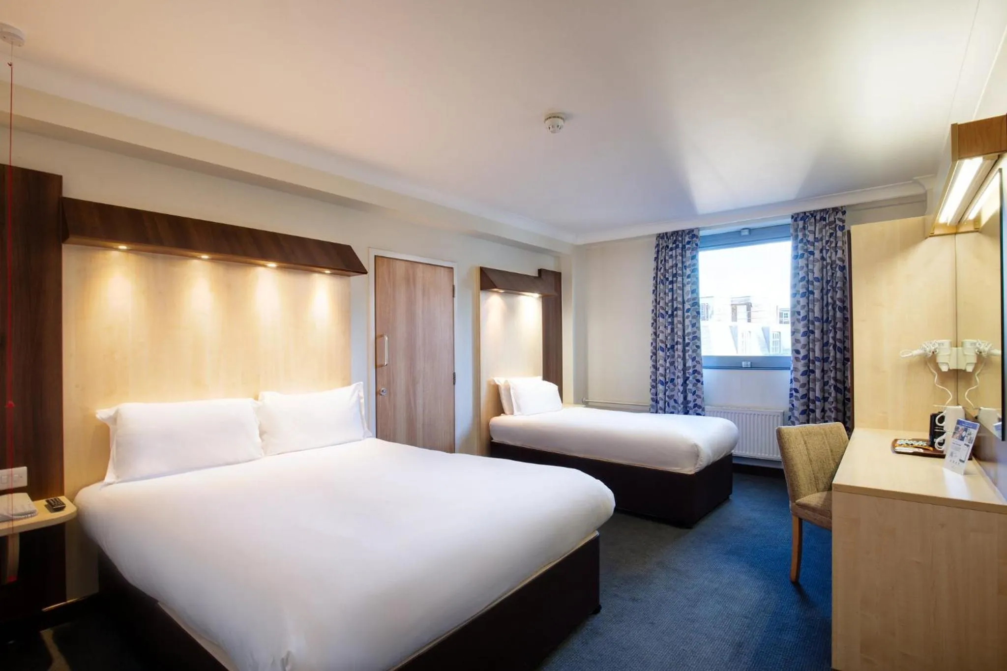 Photo of the whole room, Bed in Royal National Hotel