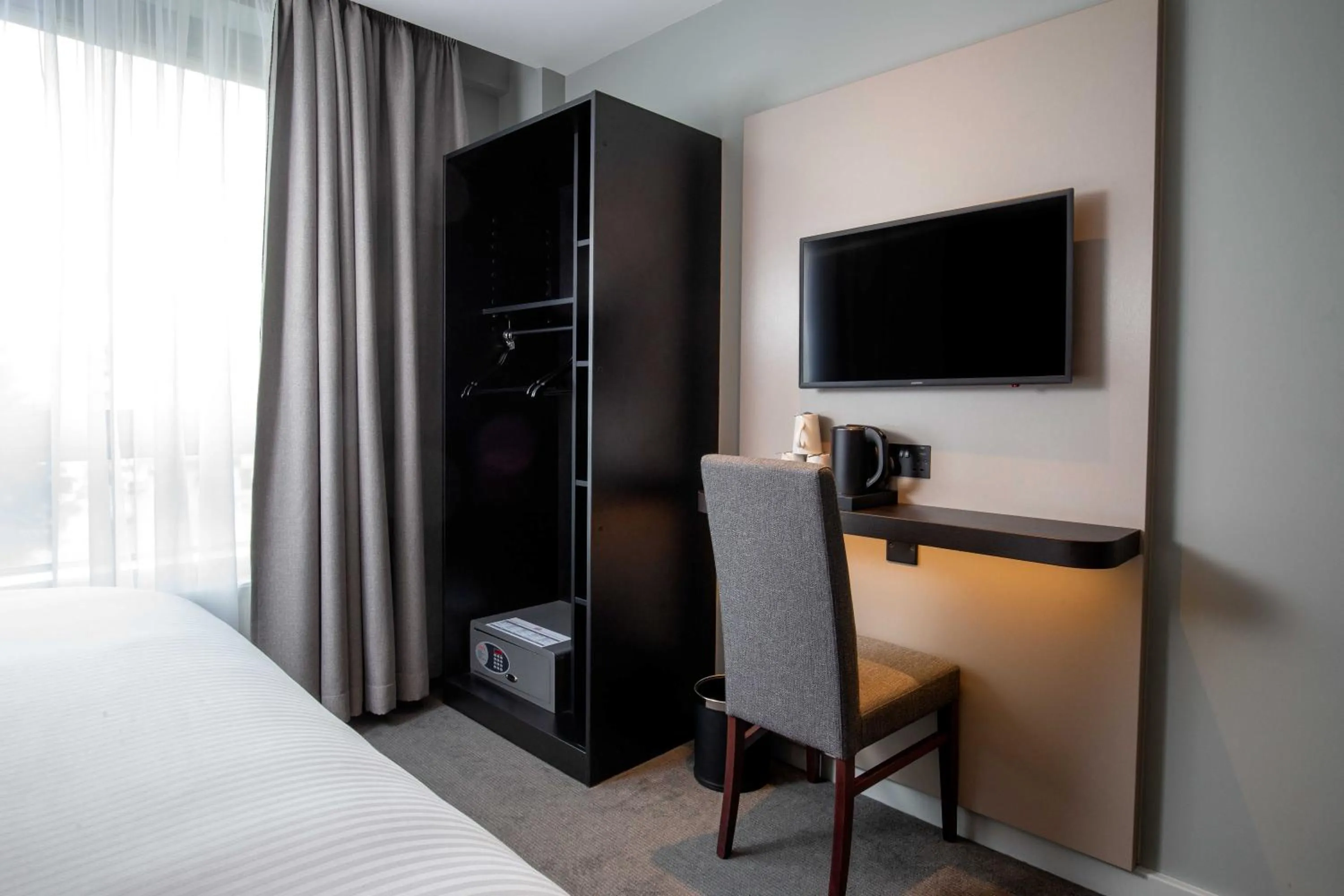 TV and multimedia, Bed in Royal National Hotel