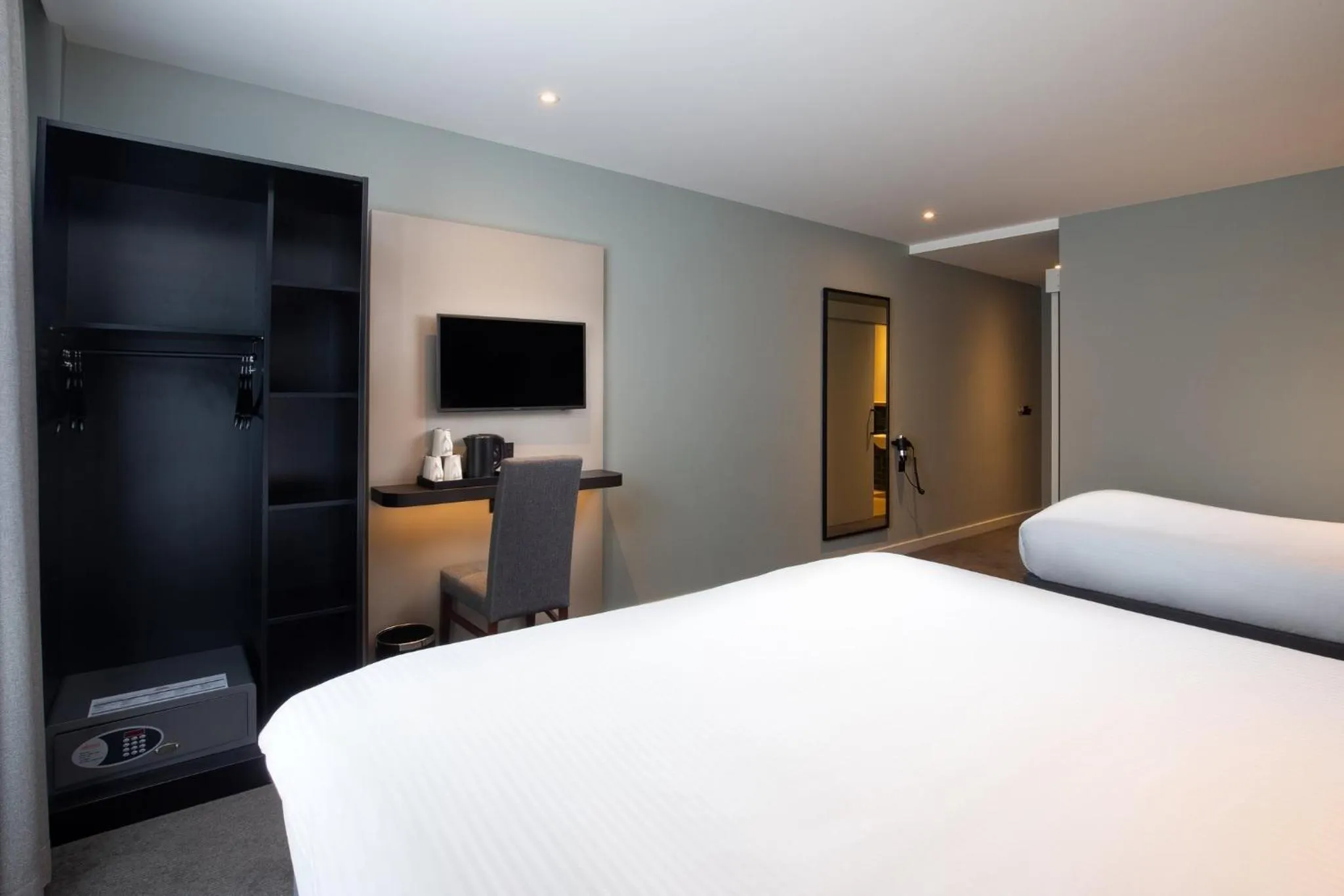 Bedroom, Bed in Royal National Hotel