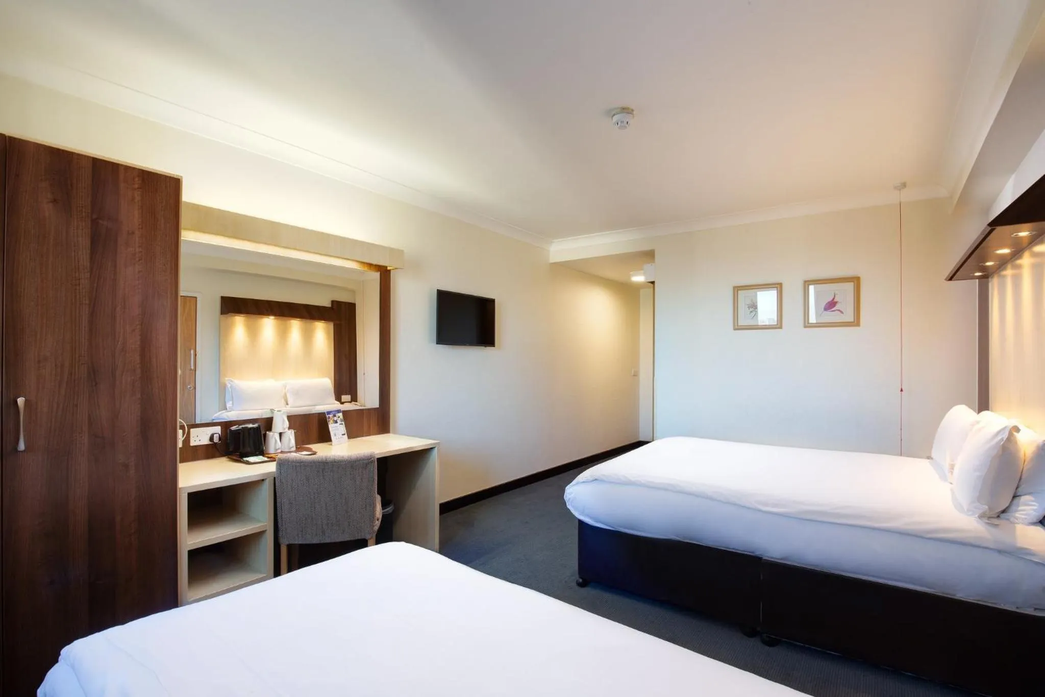 Photo of the whole room, Bed in Royal National Hotel