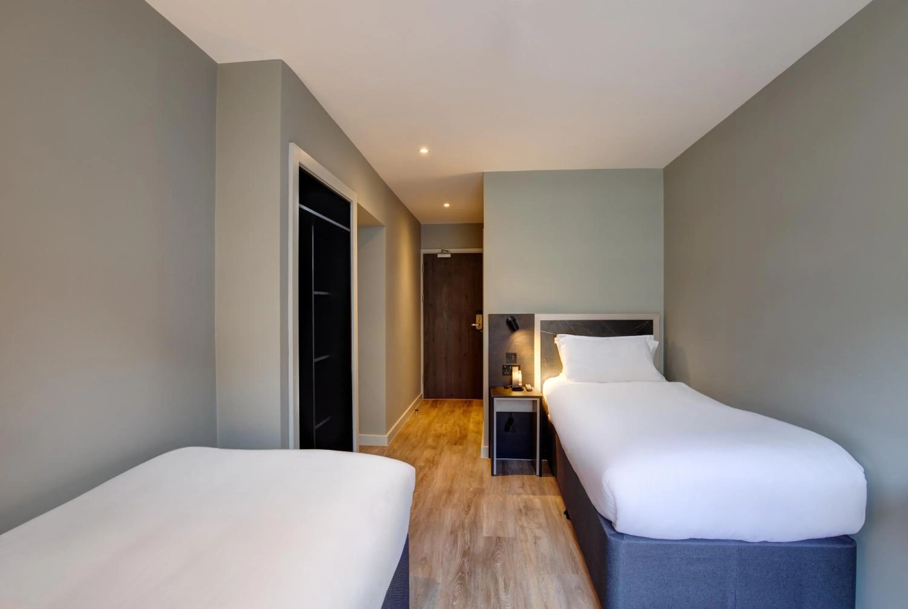 Photo of the whole room, Bed in Royal National Hotel