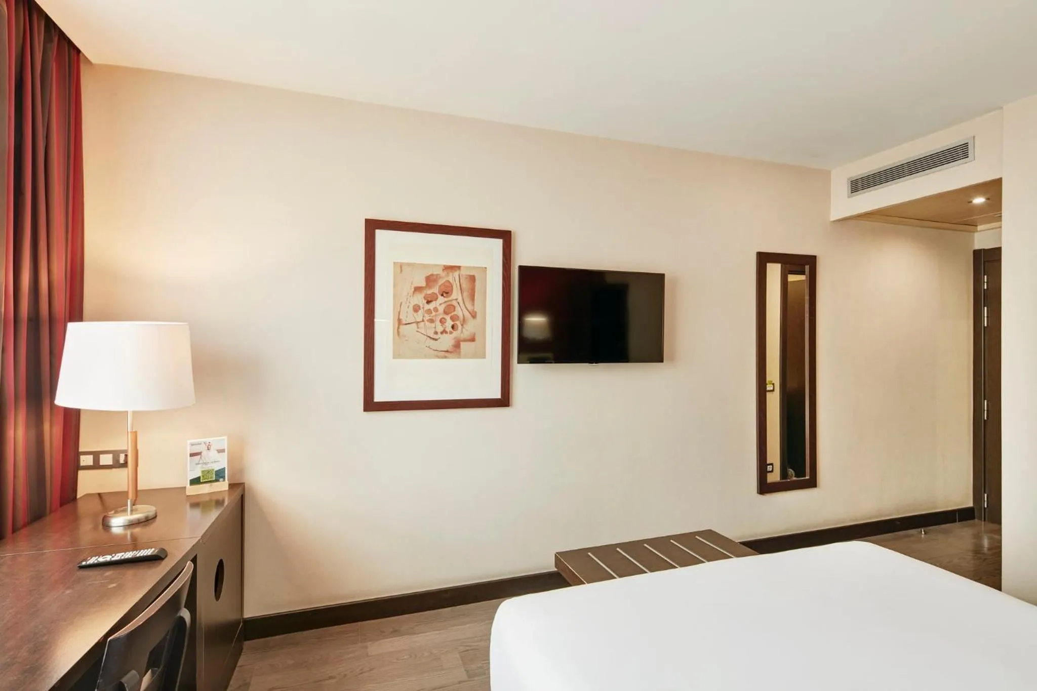 Photo of the whole room, Bed in Sercotel Sant Boi