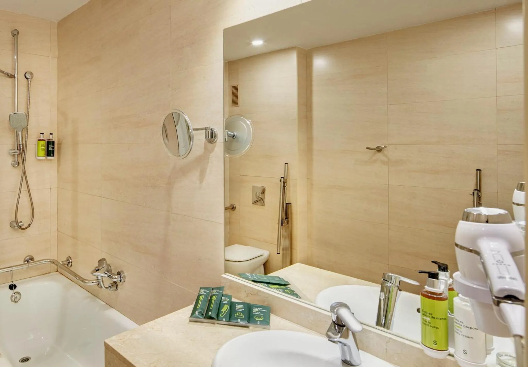 Photo of the whole room in Sercotel Sant Boi