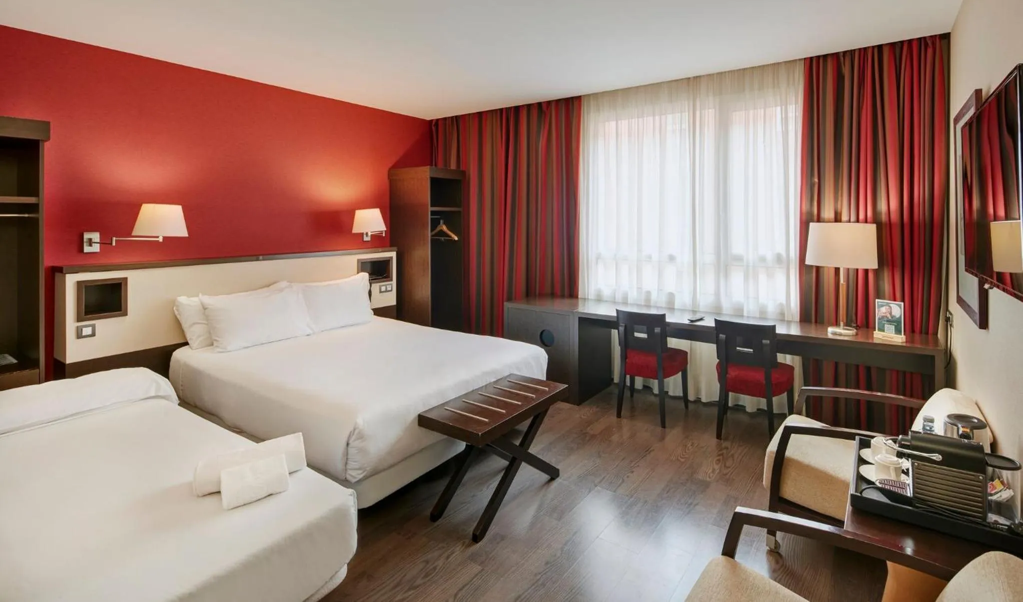 Photo of the whole room, Bed in Sercotel Sant Boi