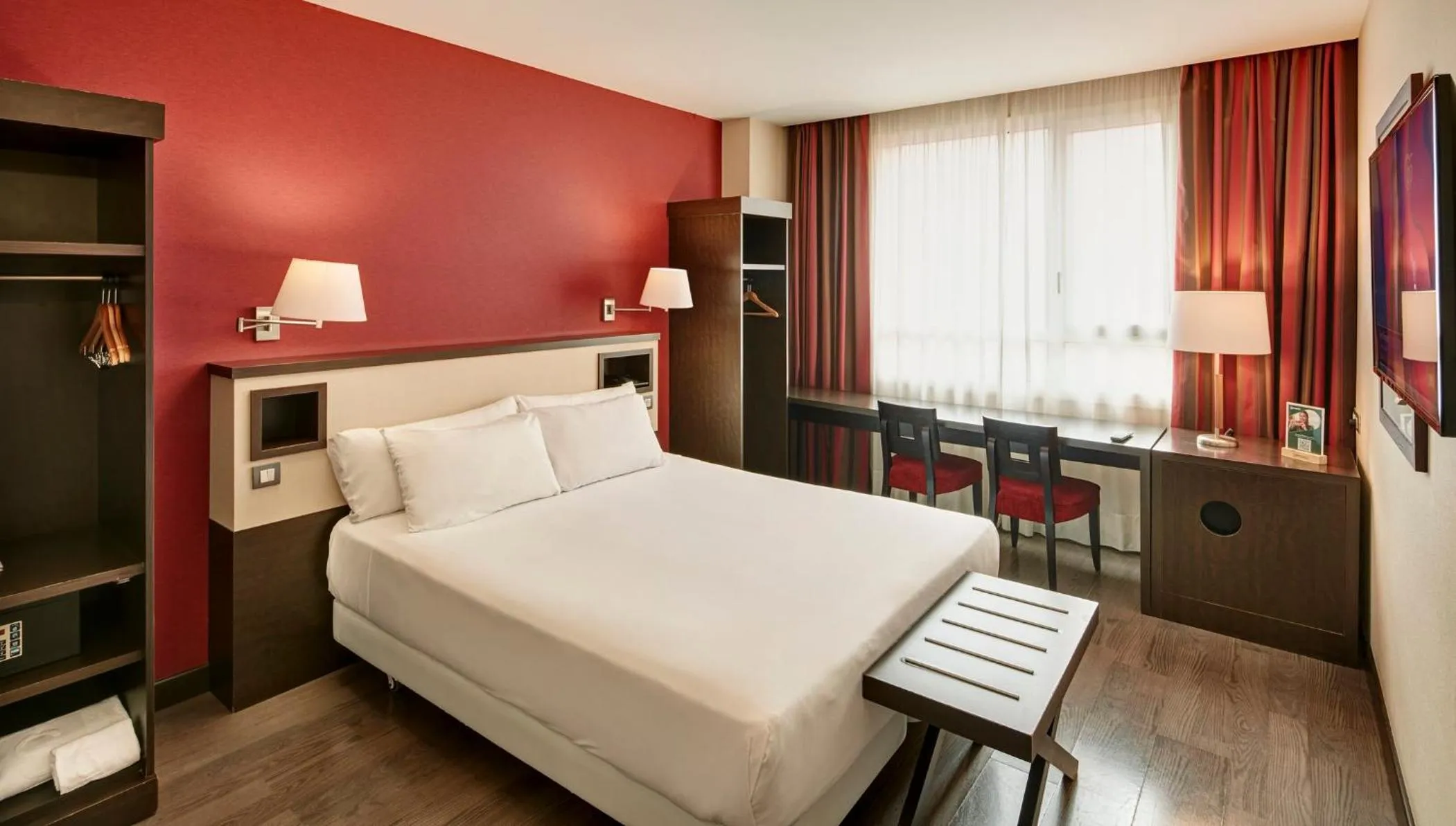 Photo of the whole room, Bed in Sercotel Sant Boi