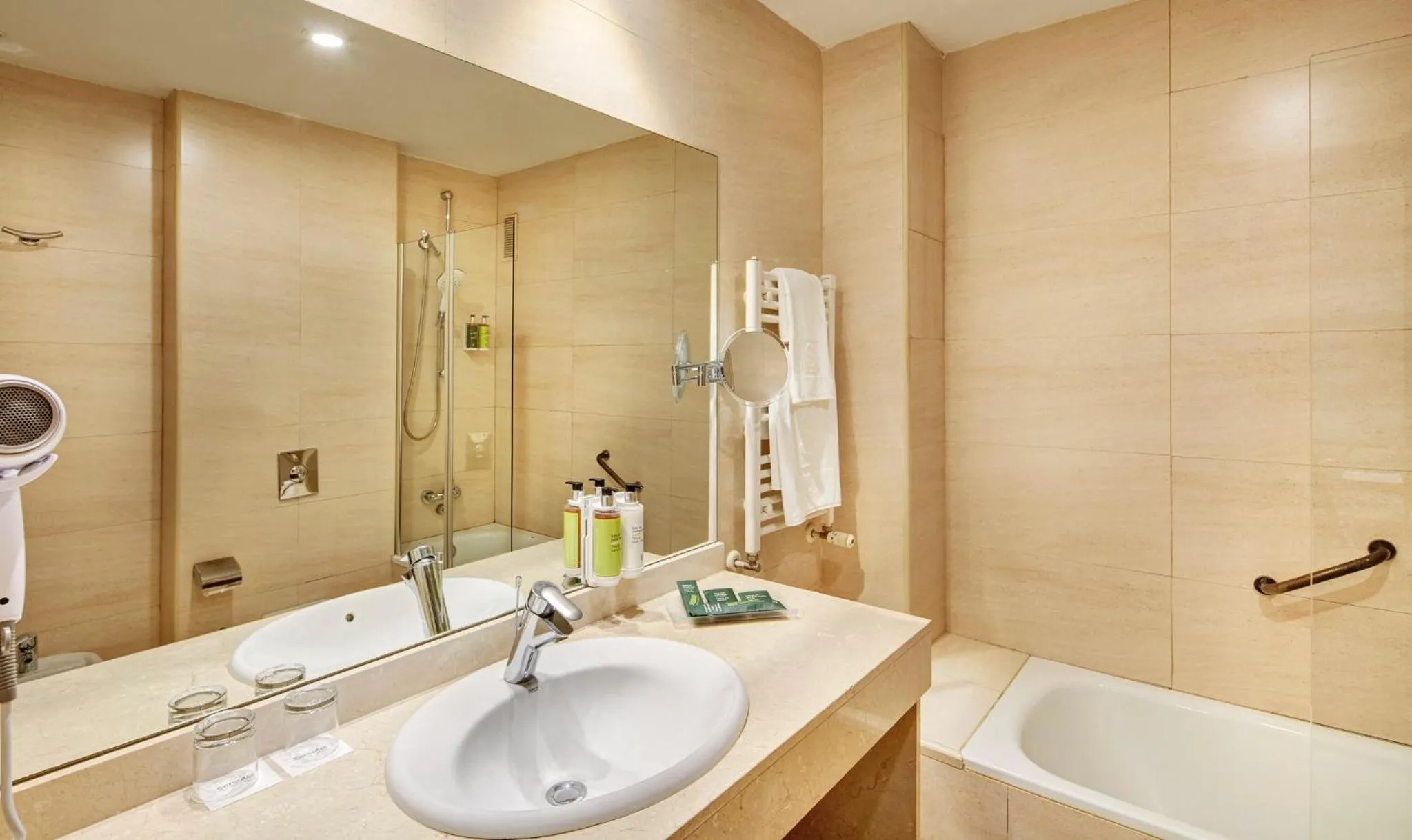 Photo of the whole room in Sercotel Sant Boi