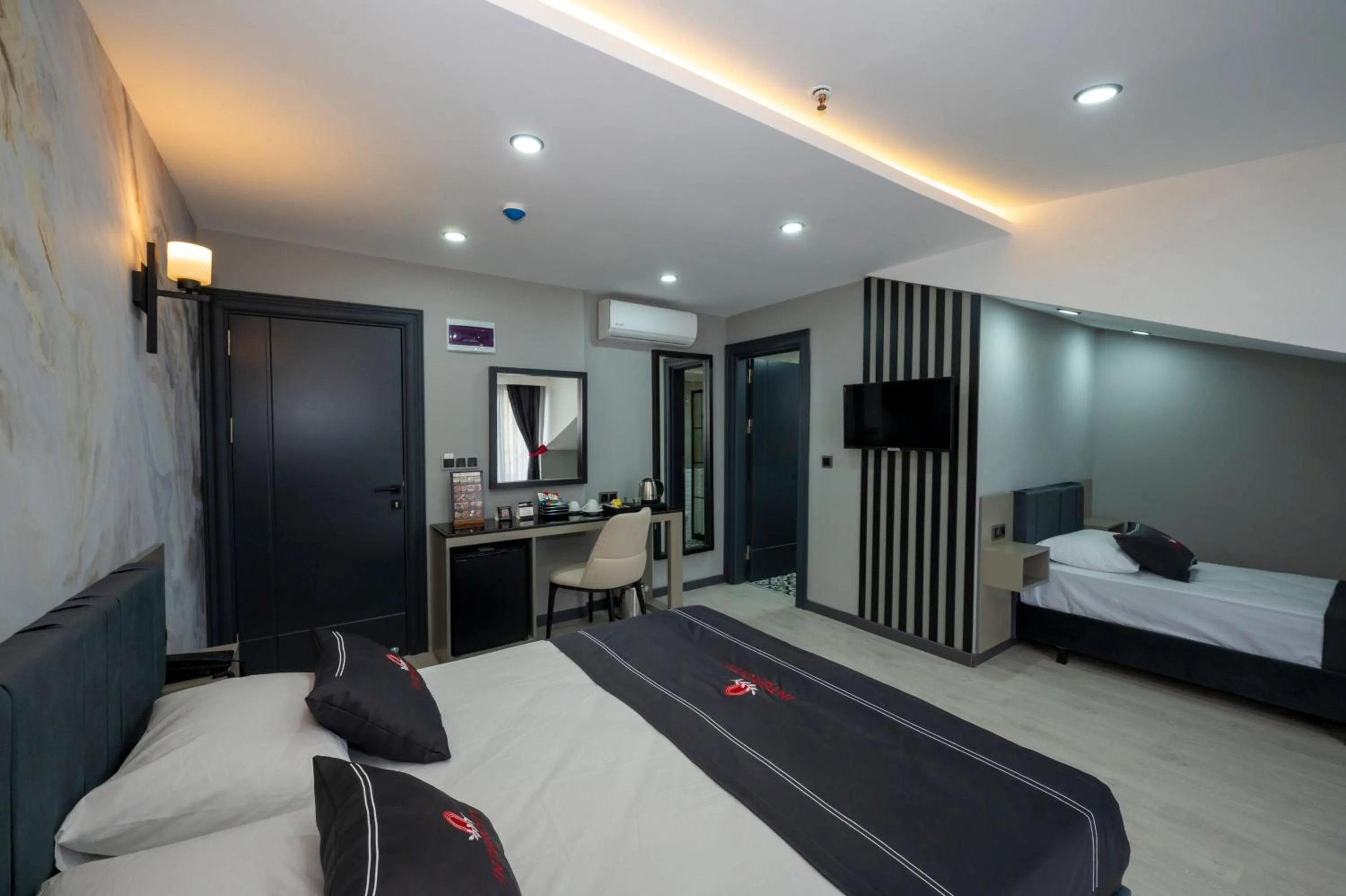 Photo of the whole room, Bed in Intercity Hotel Istanbul Airport