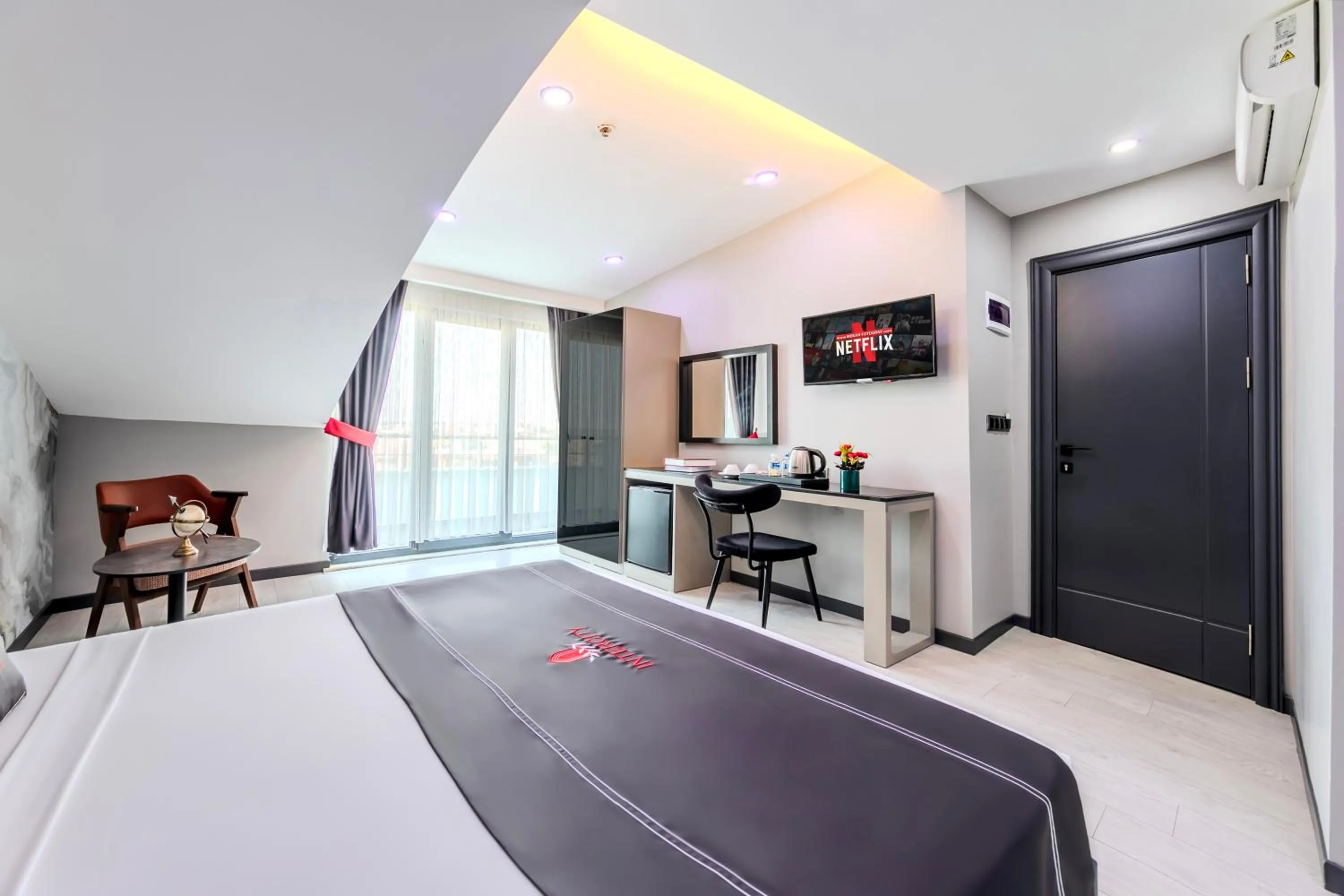 Photo of the whole room, Bed in Intercity Hotel Istanbul Airport