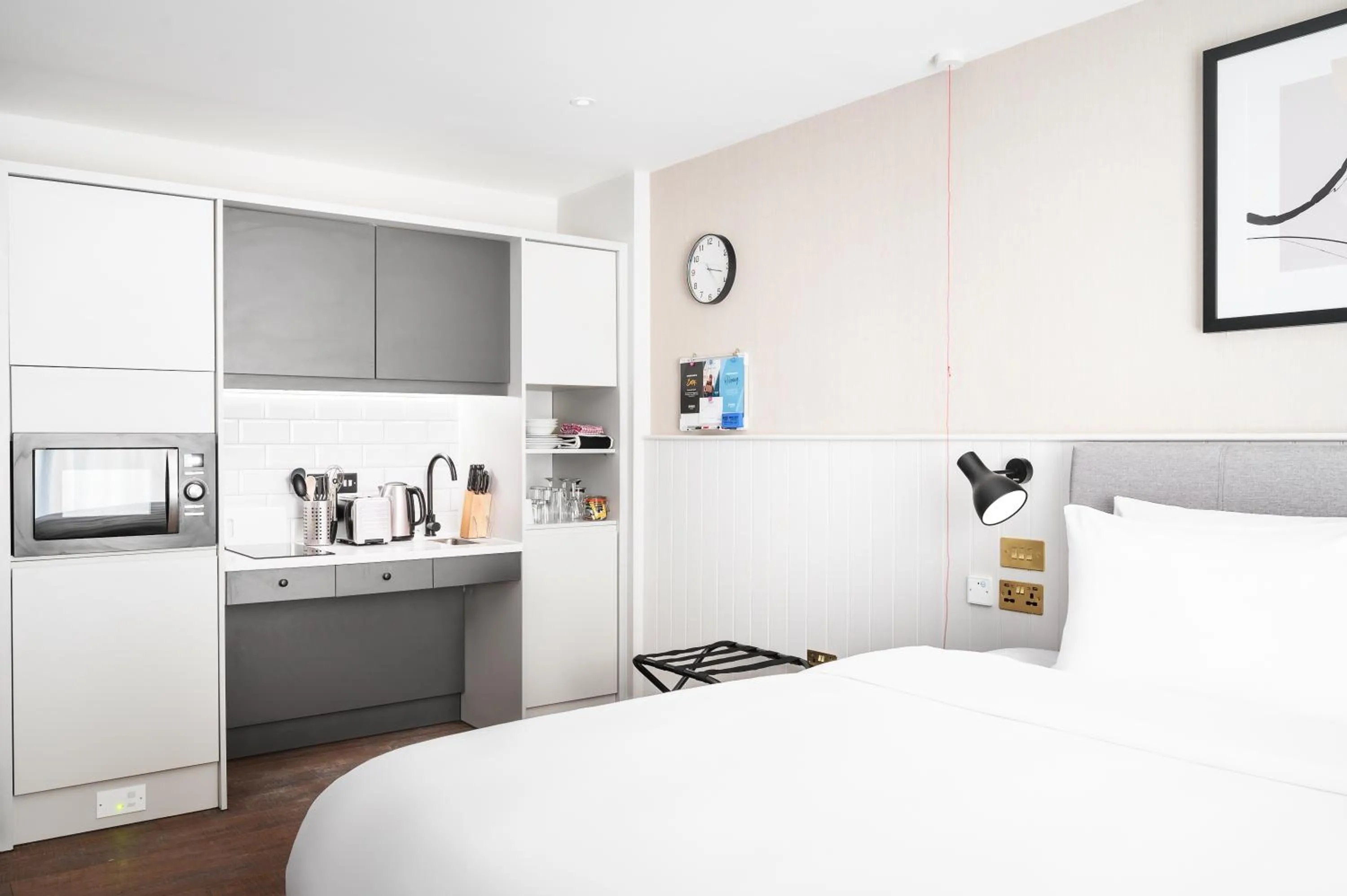 Kitchen or kitchenette, Bed in Staybridge Suites Brighton by IHG