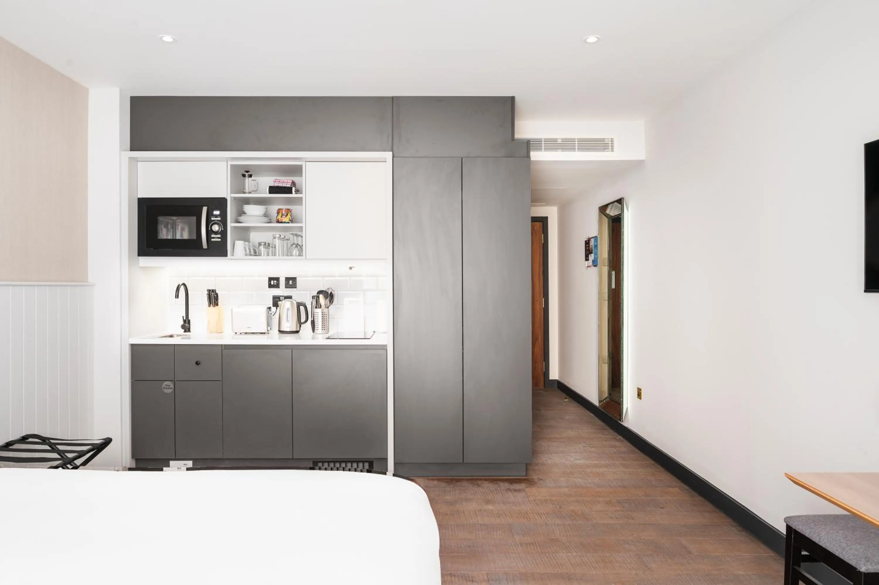 Kitchen or kitchenette, Bed in Staybridge Suites Brighton by IHG