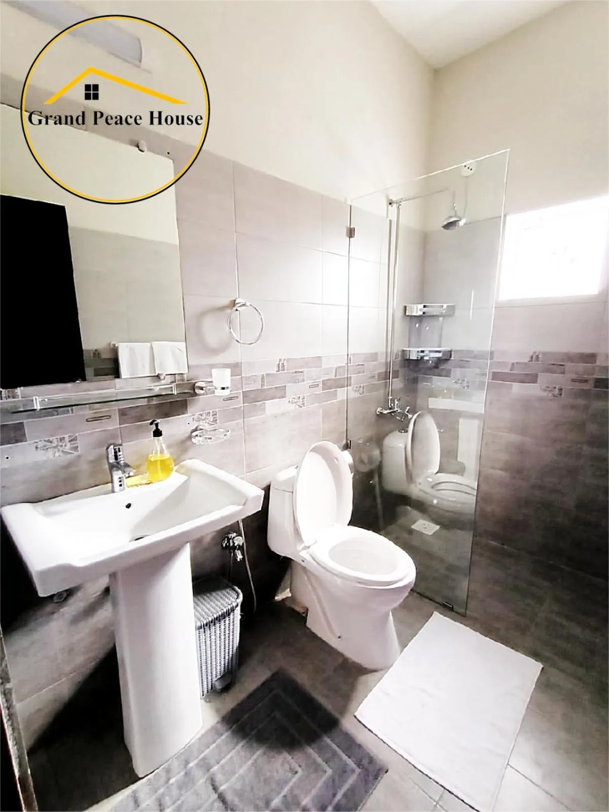 Shower in Grand Peace House II