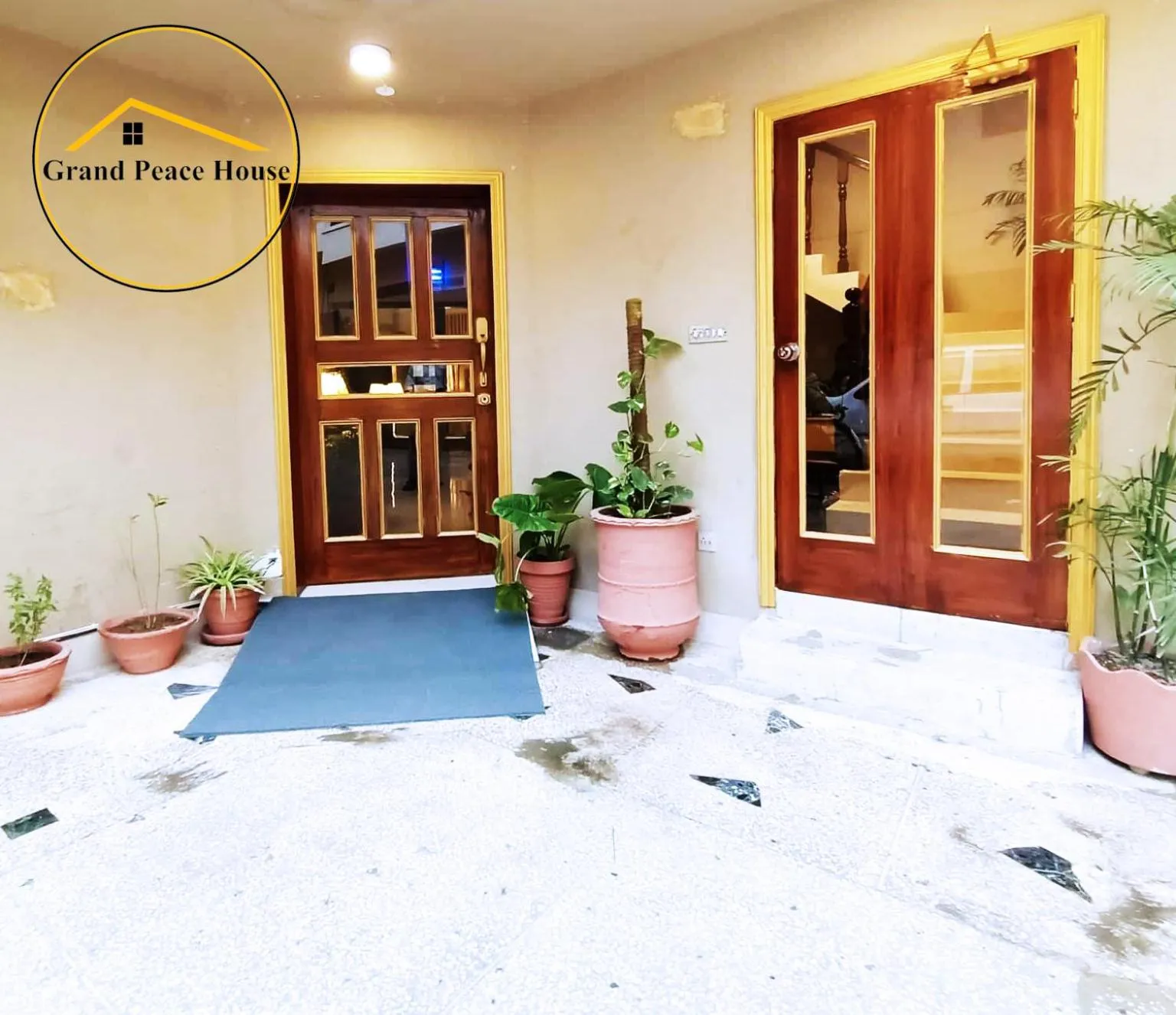 Facade/entrance, Bed in Grand Peace House II