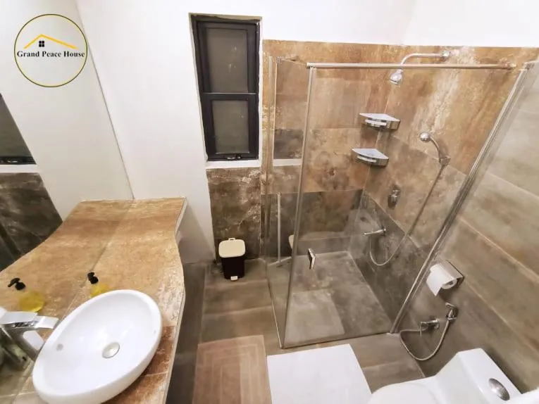 Shower in Grand Peace House II