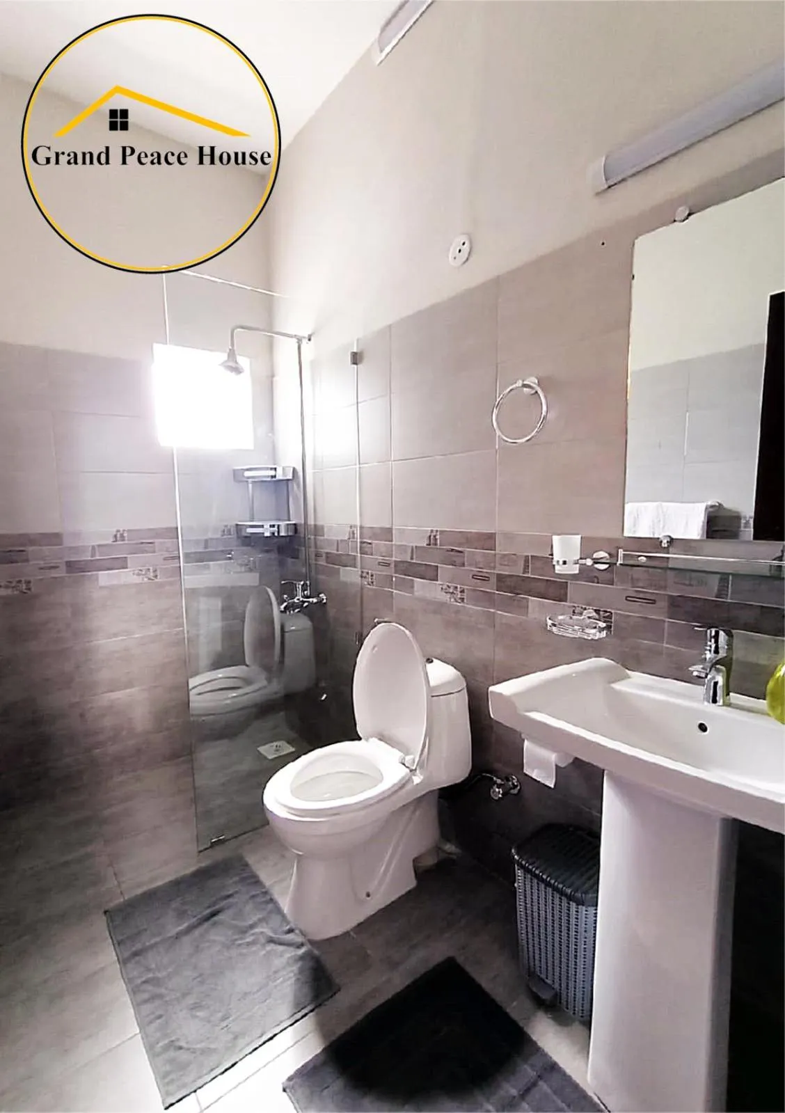 Shower in Grand Peace House II