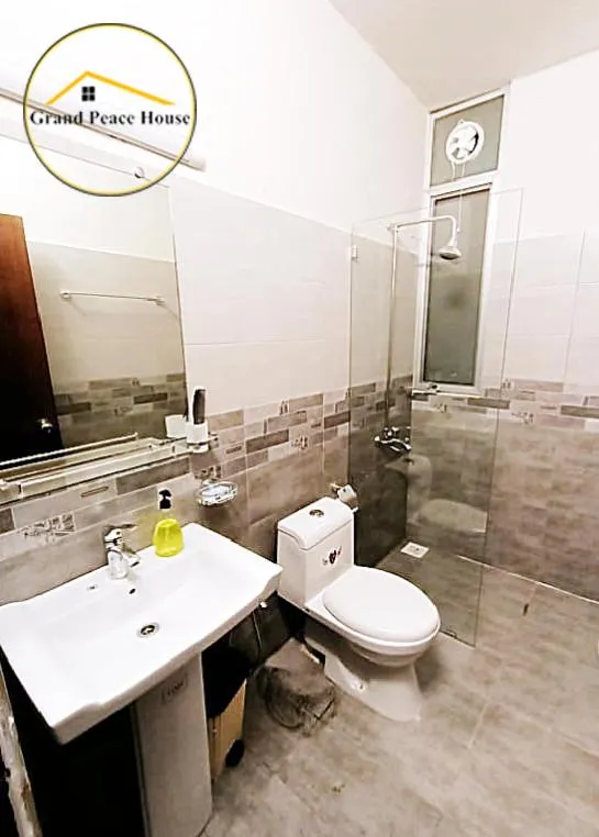 Shower in Grand Peace House II