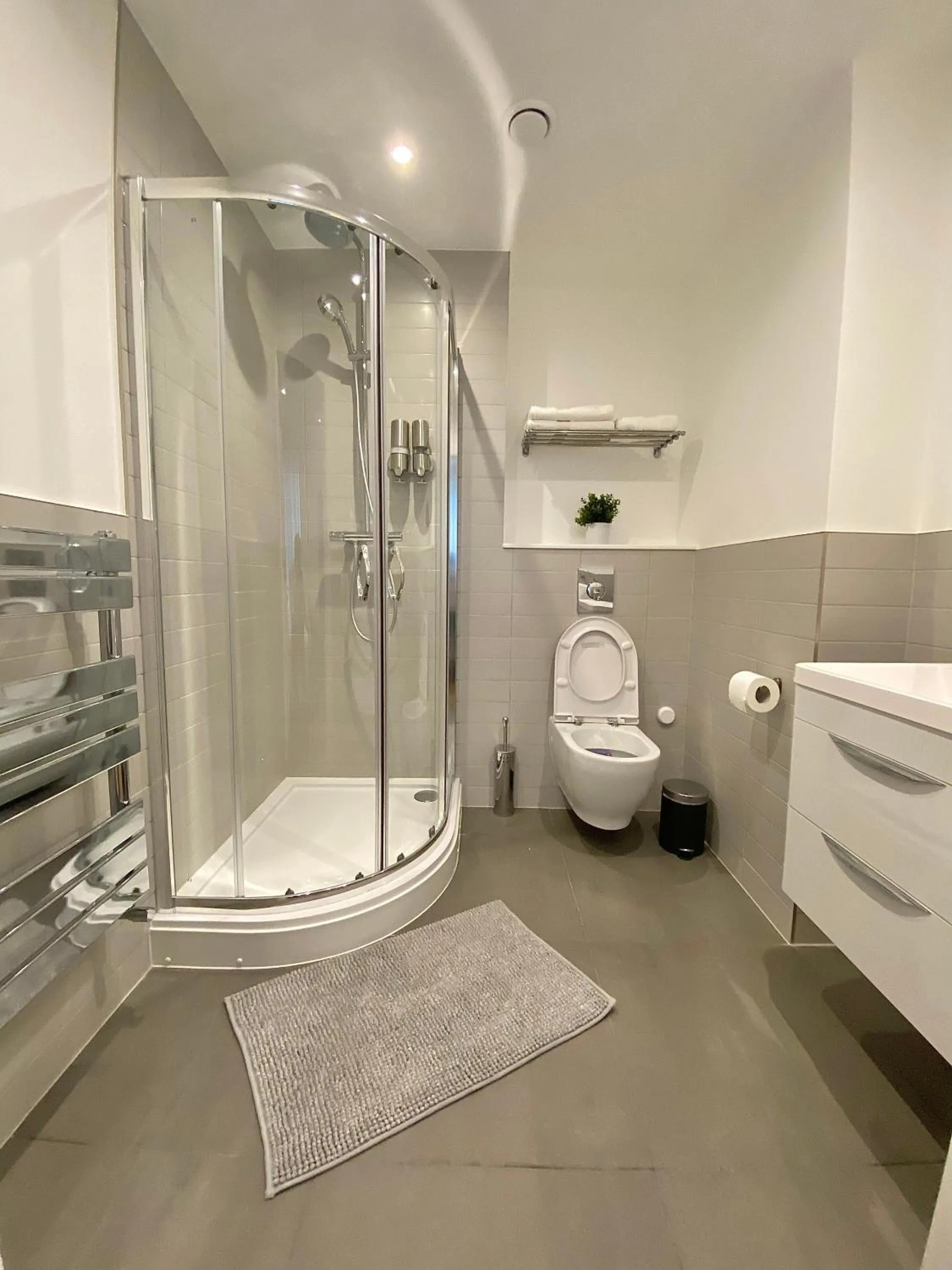 Shower in Goodwin St