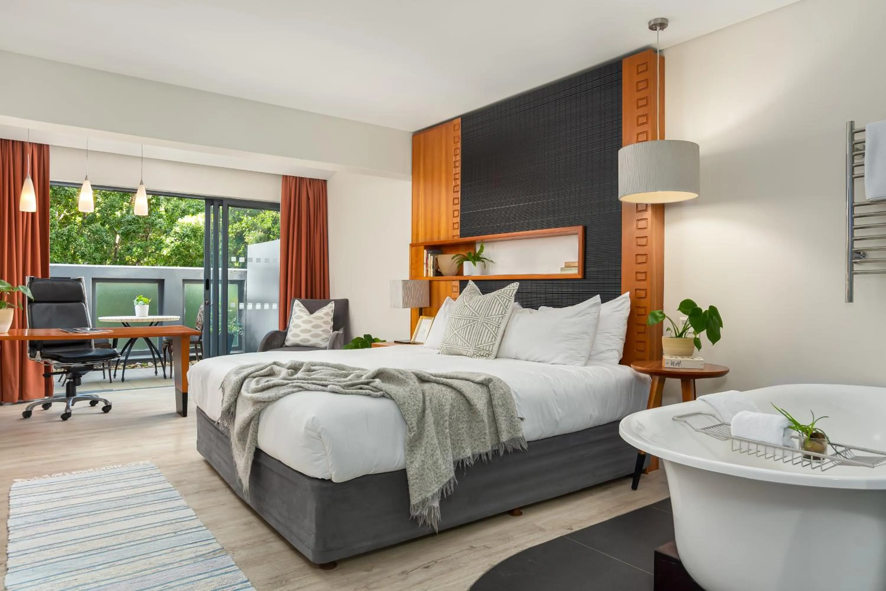 Patio, Bed in Neighbourgood East City